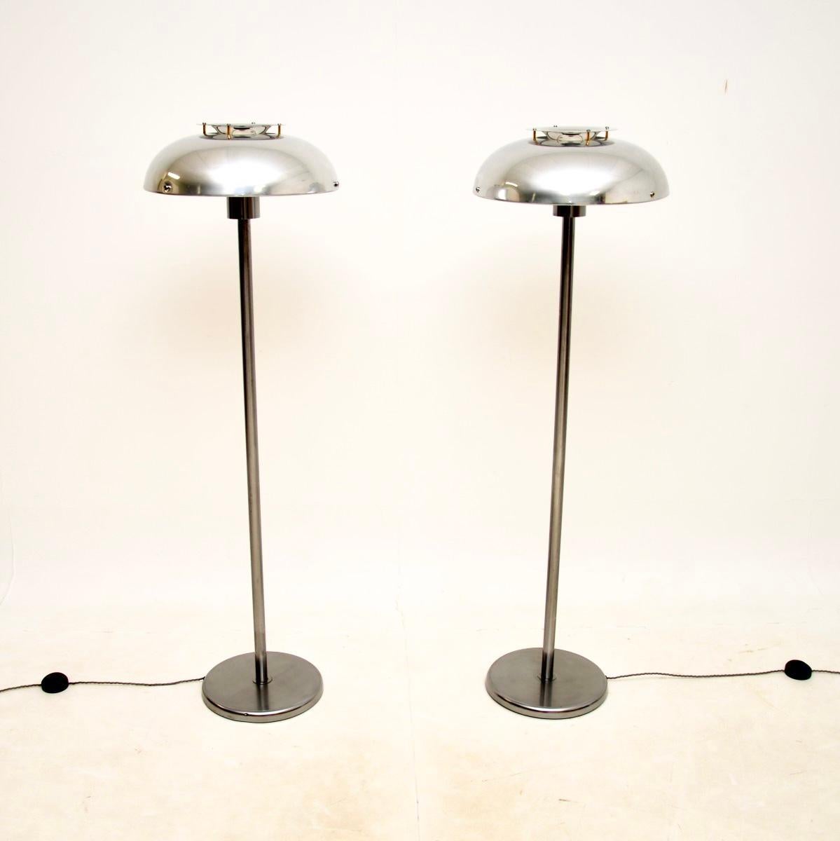 Ein stilvolles und sehr gut gemachtes Paar schwedischer Vintage-Chrom-Stehlampen von Borens. Sie wurden vor kurzem aus Schweden importiert und stammen etwa aus den 1960-70er Jahren.

Die Qualität ist hervorragend, die verchromten Rahmen sind