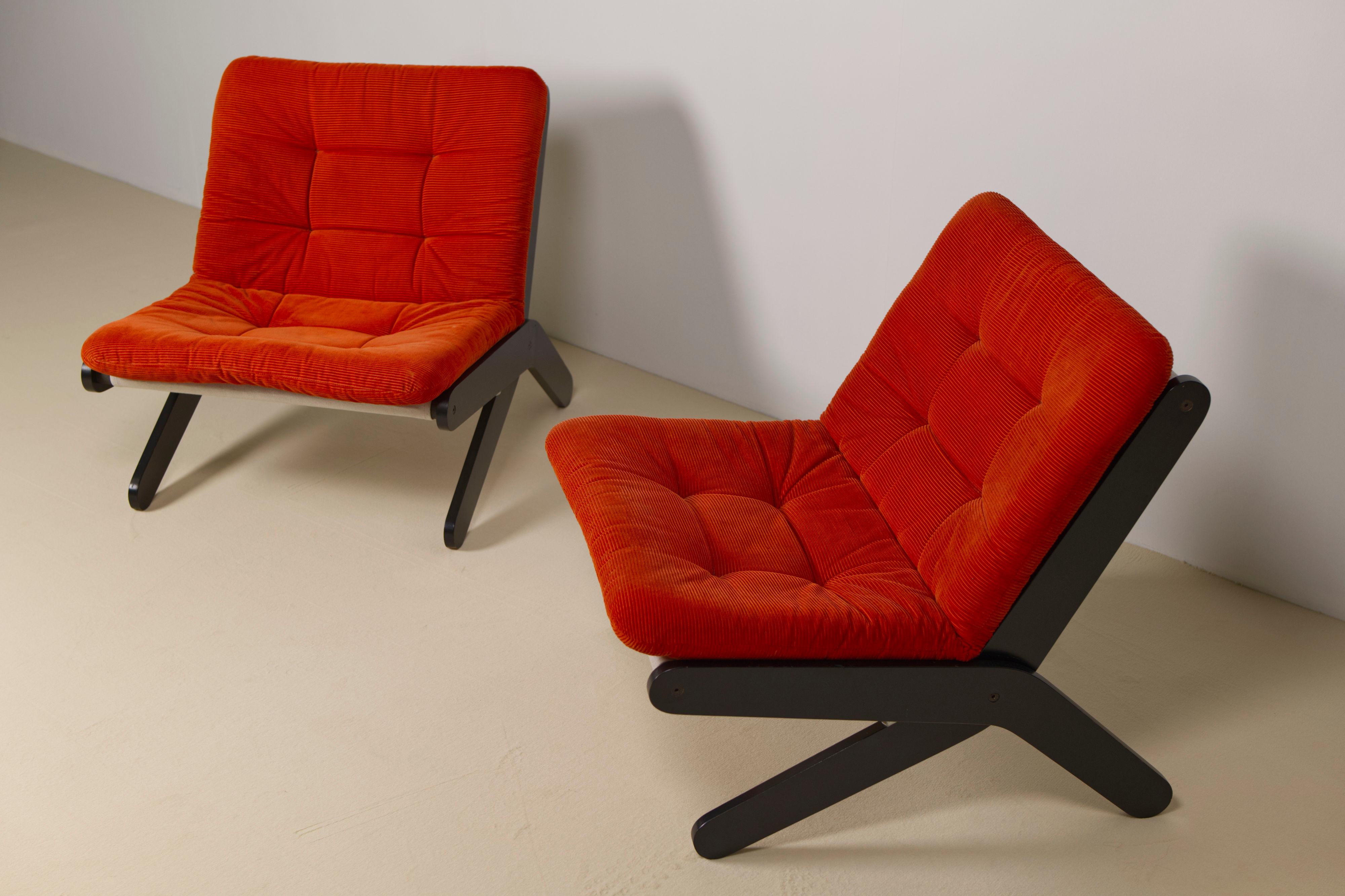 Paar schwedische Kord-Loungesessel, 1970er Jahre im Angebot 4