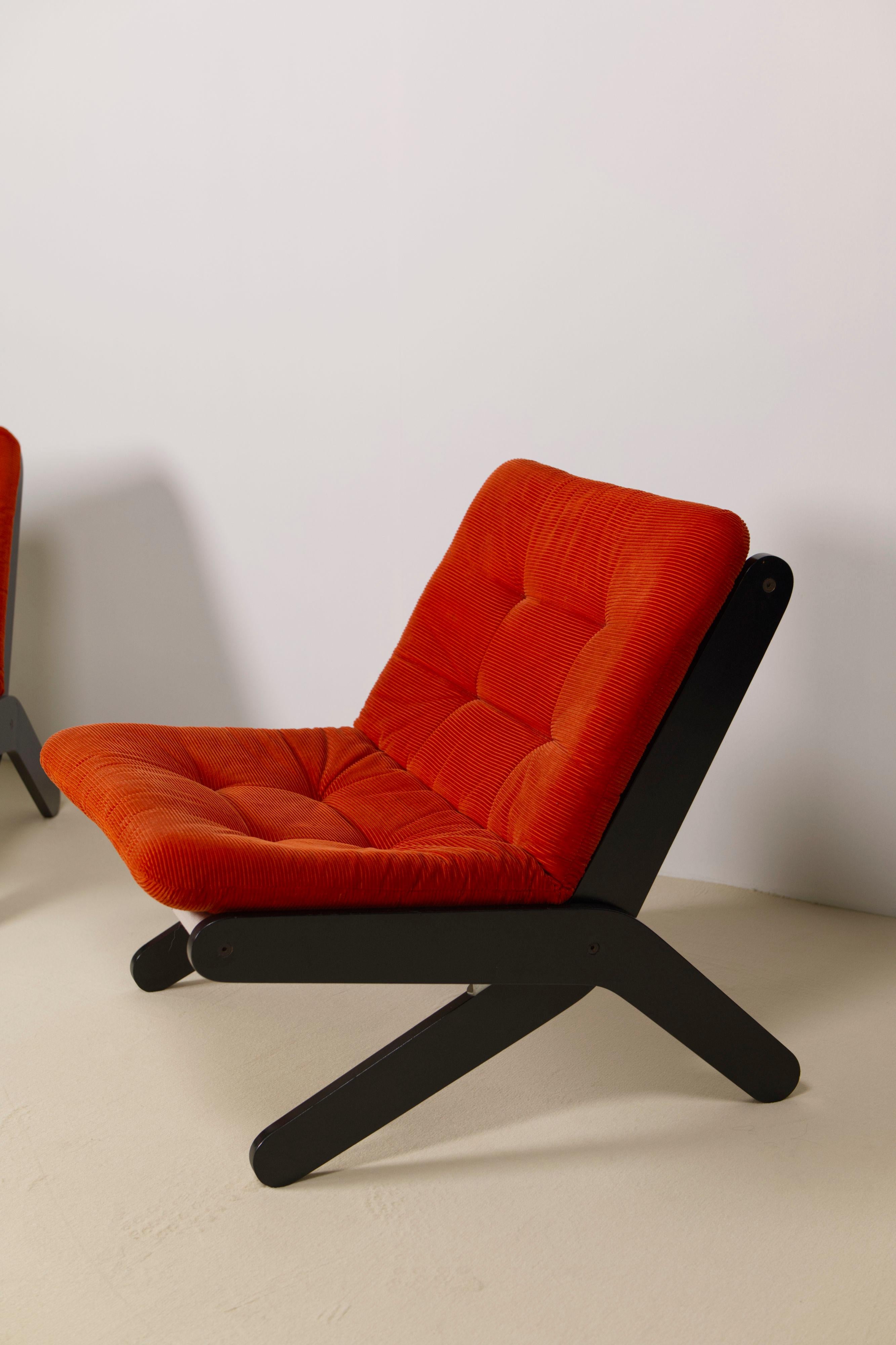 Paar schwedische Kord-Loungesessel, 1970er Jahre im Angebot 5