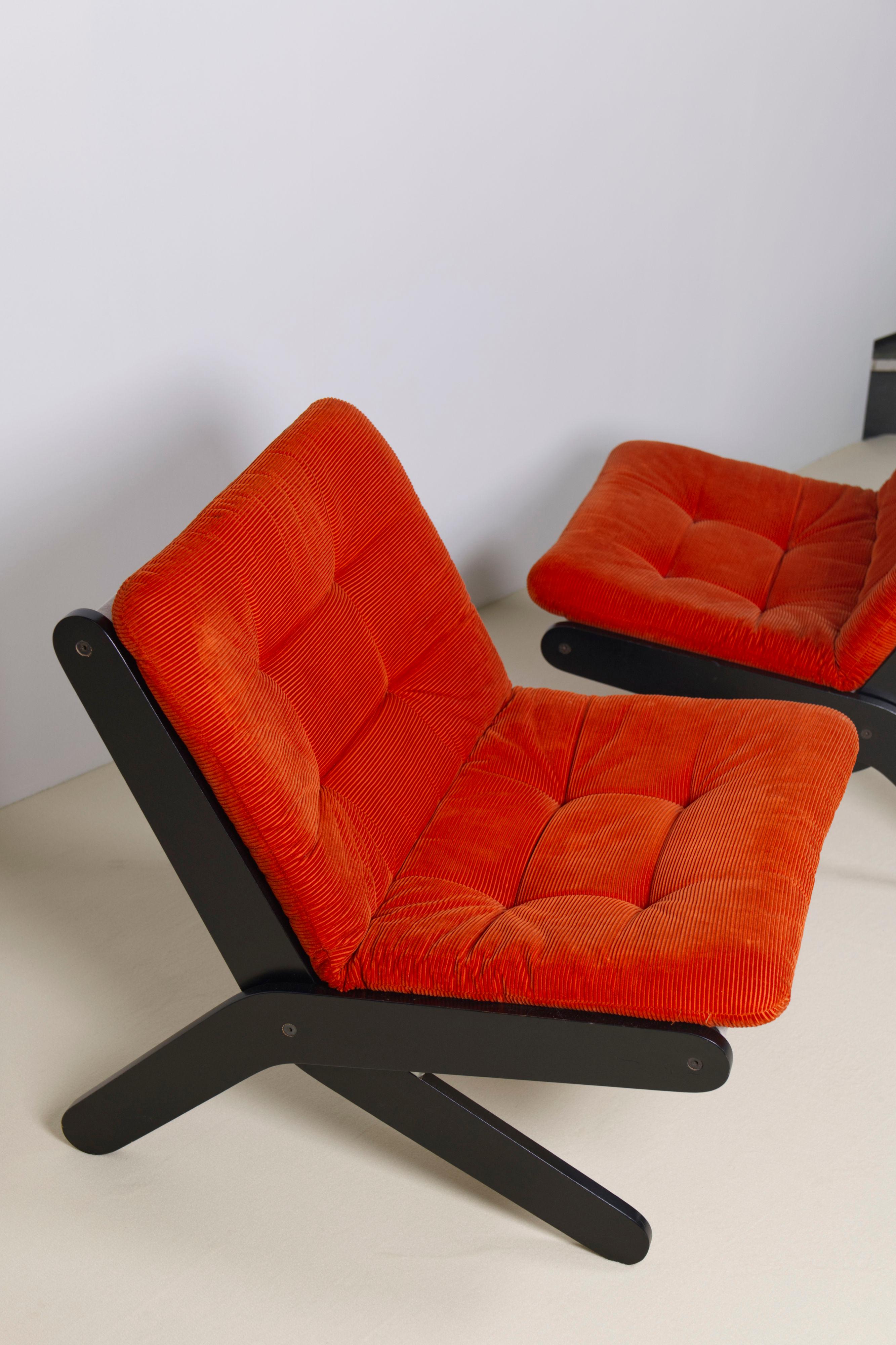 Paar schwedische Kord-Loungesessel, 1970er Jahre im Angebot 7