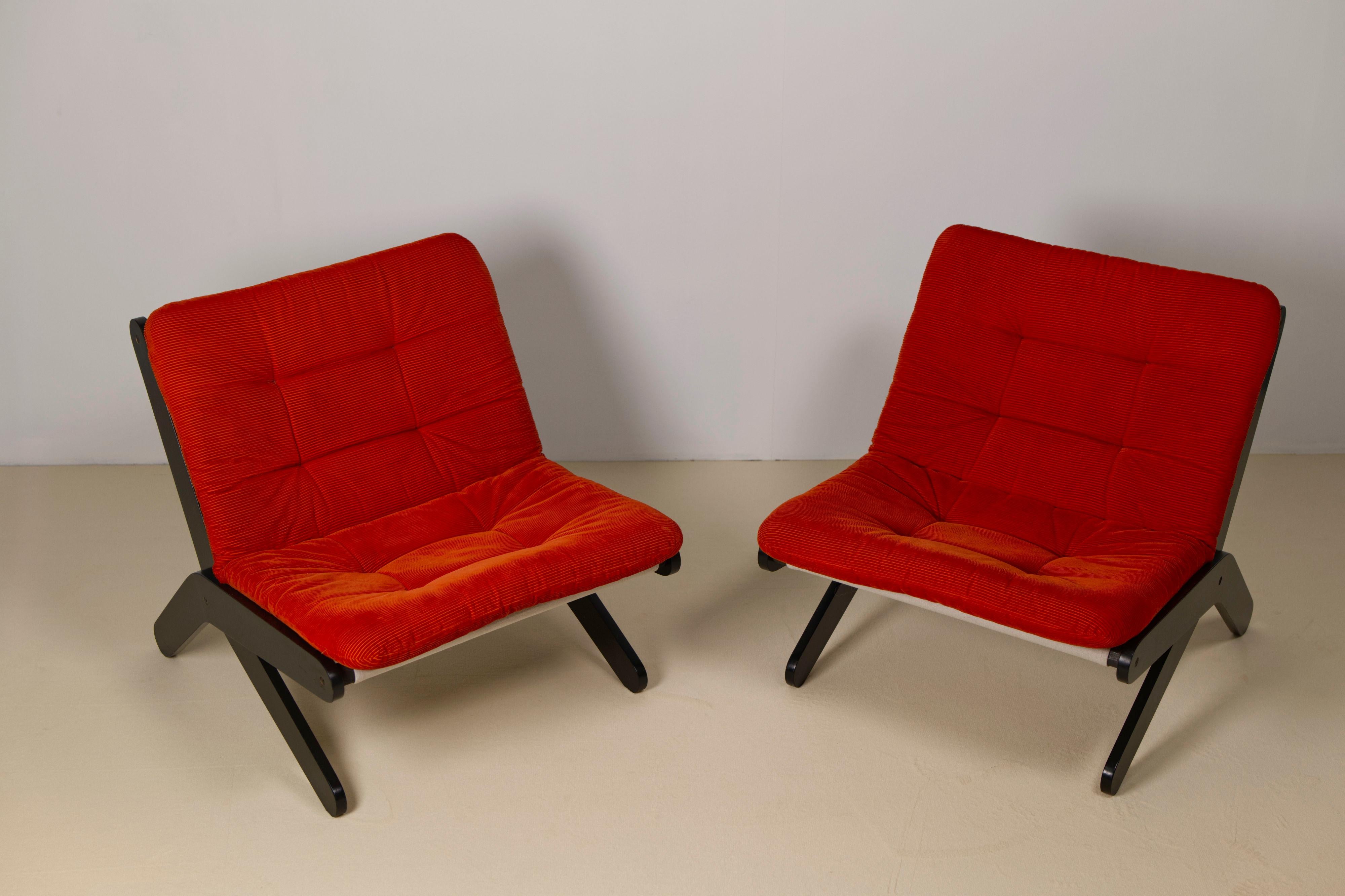 Paar schwedische Kord-Loungesessel, 1970er Jahre im Angebot 9