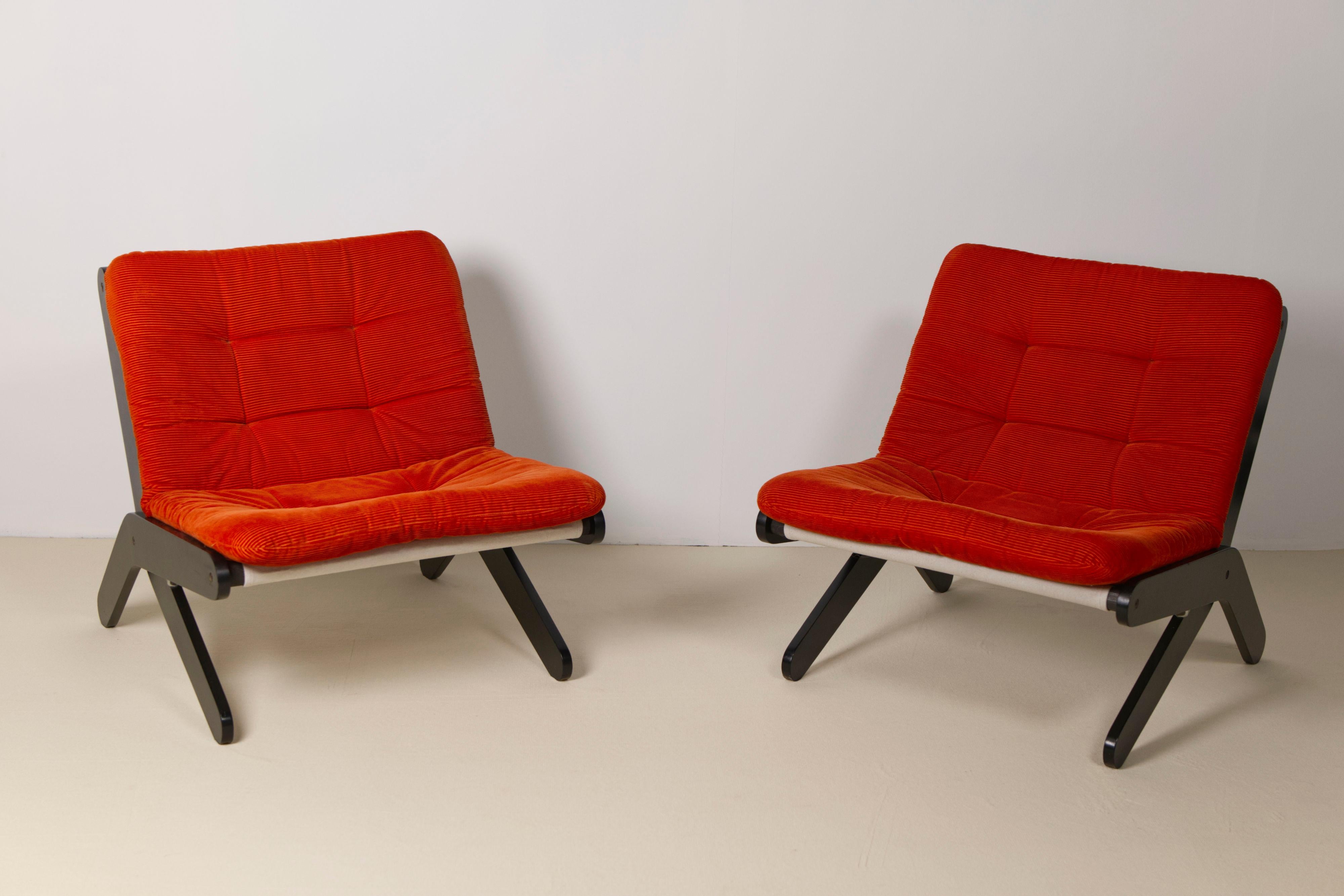 Bequemes und einladendes Paar Vintage-Sessel aus Schweden aus den 1970er Jahren. Ich konnte keinen Hersteller finden, aber sie weisen ein hohes Qualitätsniveau auf. Mit ihren großzügigen Polstern, die mit einem originalen gerippten Kordstoff bezogen