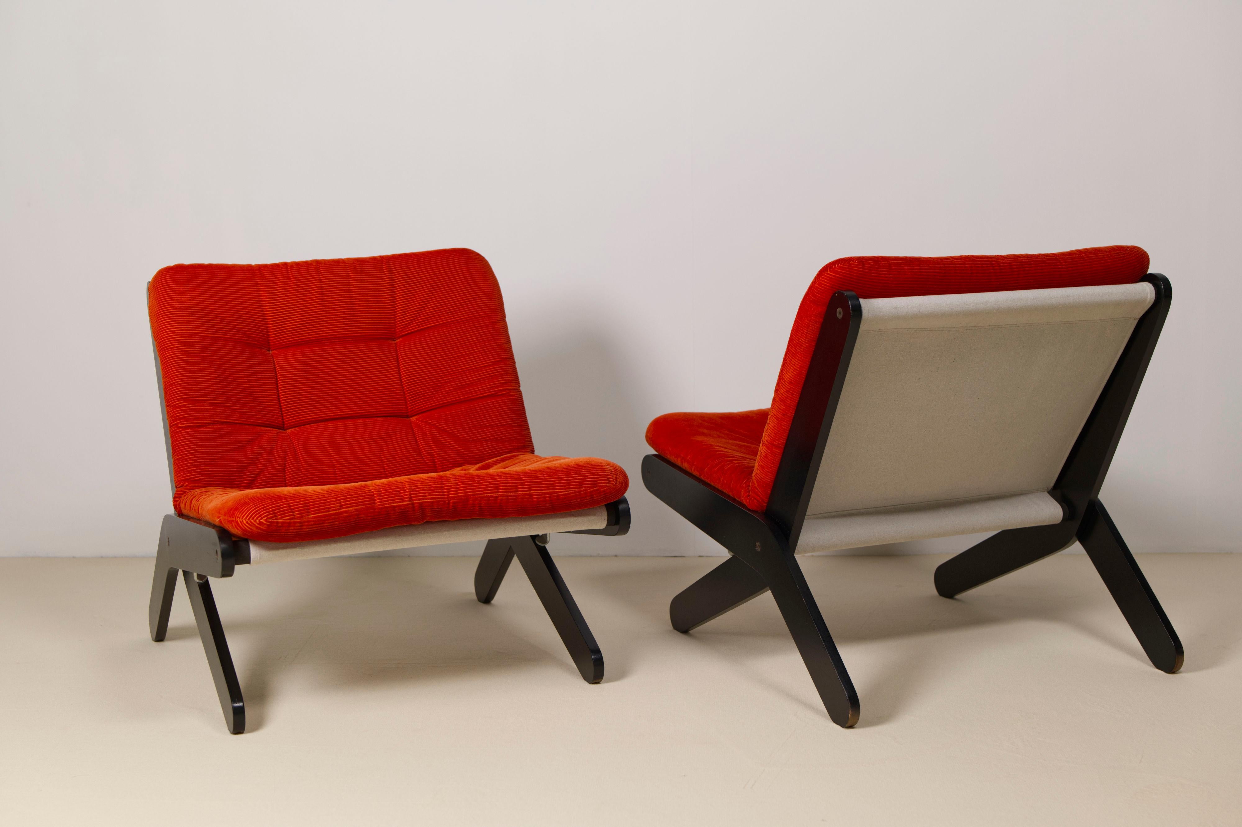 Paar schwedische Kord-Loungesessel, 1970er Jahre (Schwedisch) im Angebot