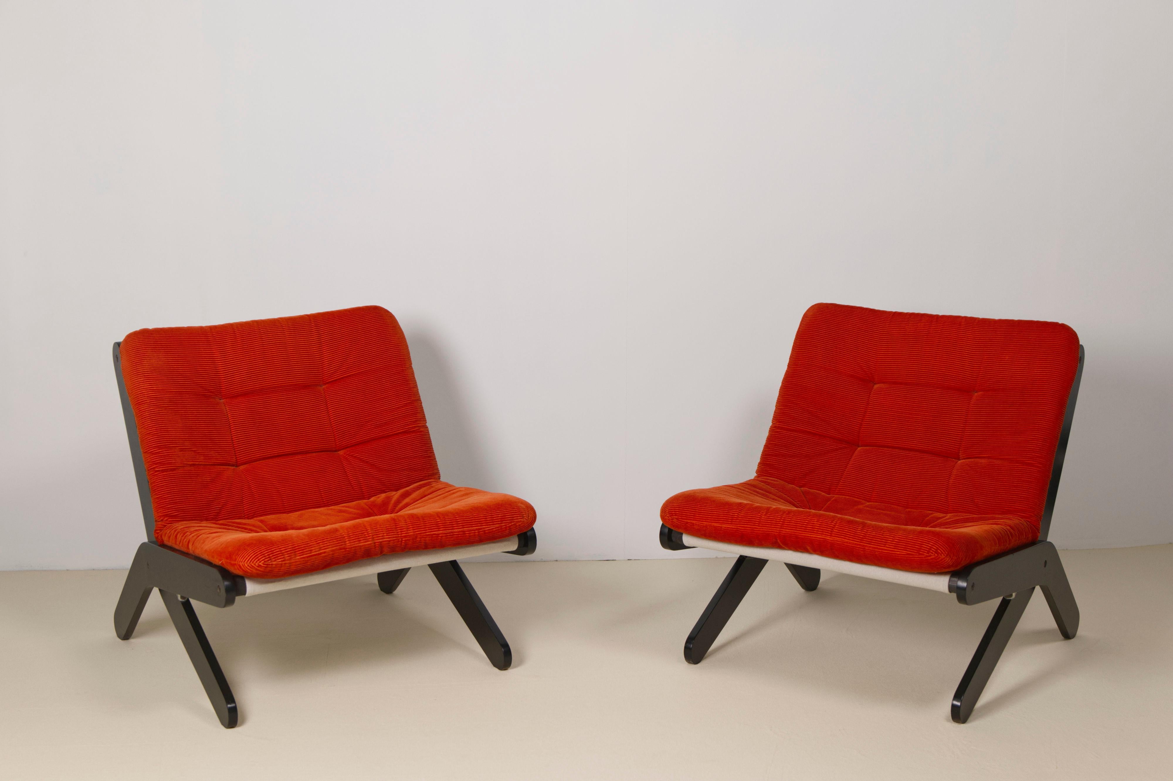 Paar schwedische Kord-Loungesessel, 1970er Jahre (Ende des 20. Jahrhunderts) im Angebot