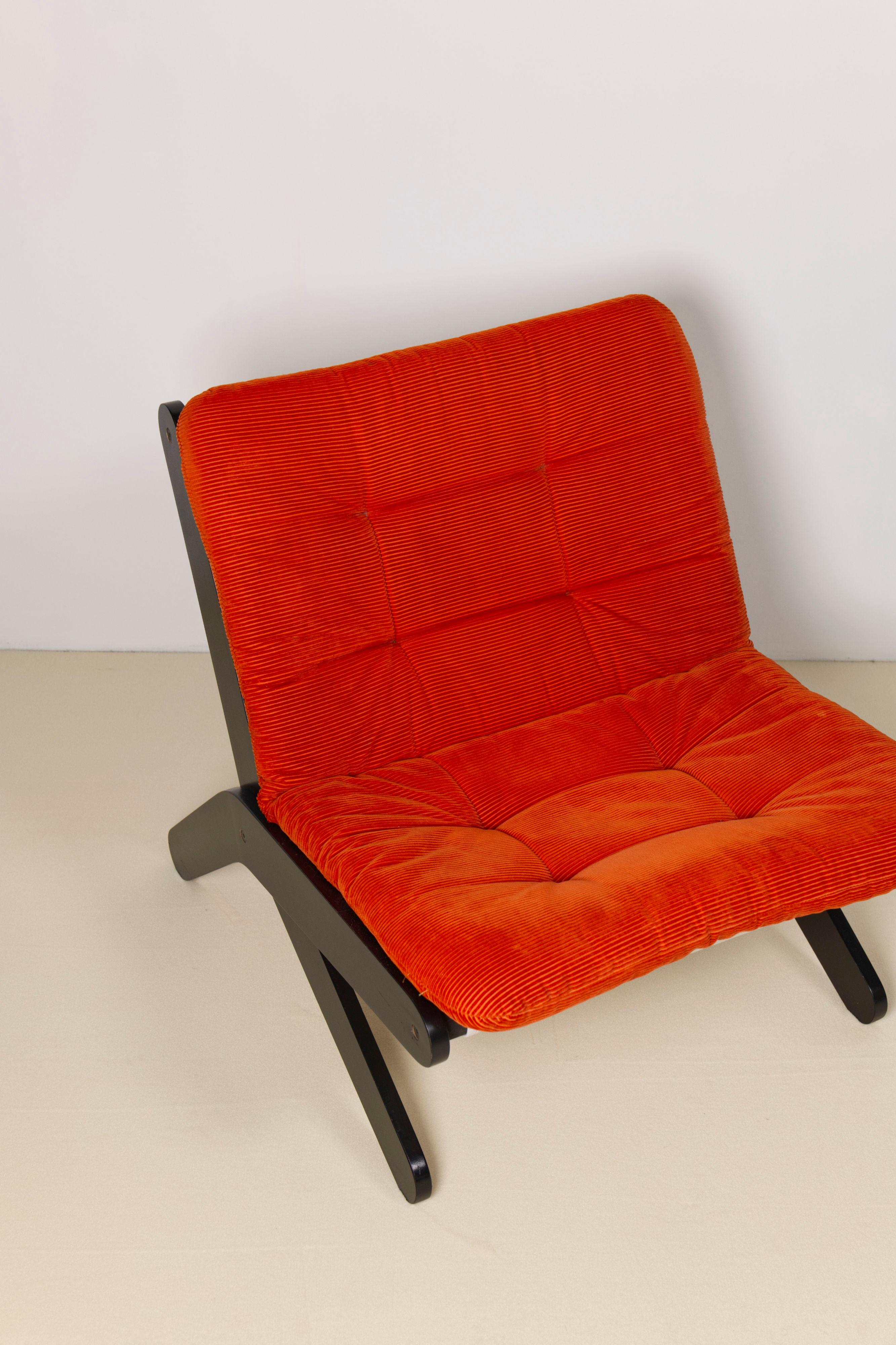 Paar schwedische Kord-Loungesessel, 1970er Jahre (Stoff) im Angebot