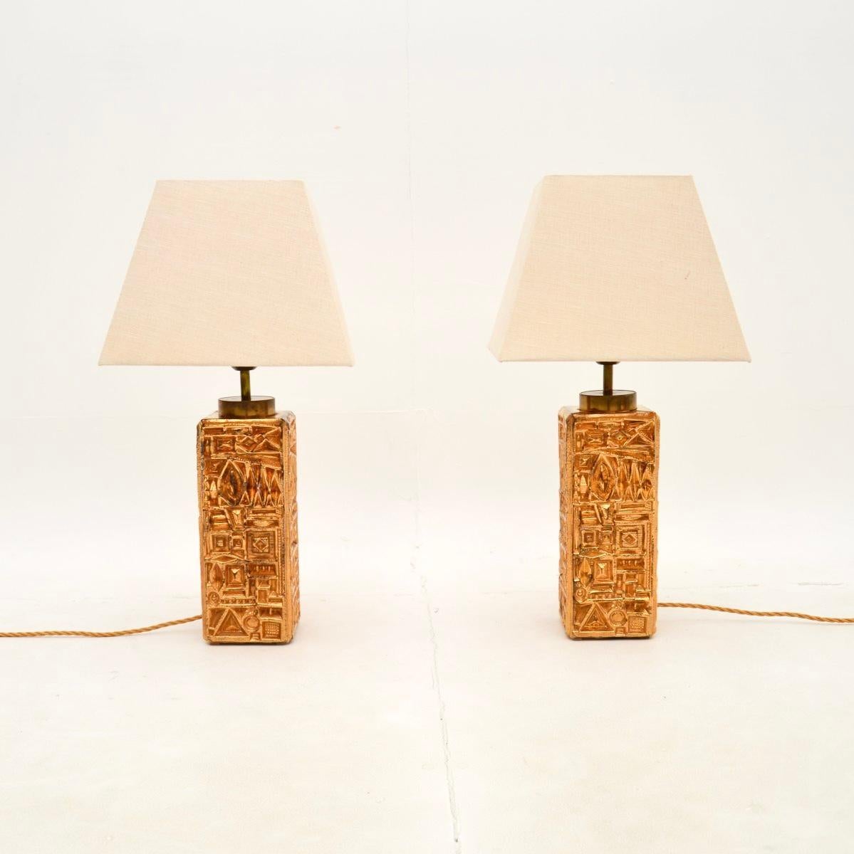 Une paire de lampes de table vintage en verre suédois de Henrik Blomqvist absolument stupéfiante. Récemment importés de Suède, ils datent des années 1960.

Ils sont d'une qualité exceptionnelle et présentent un design magnifique, avec des motifs en