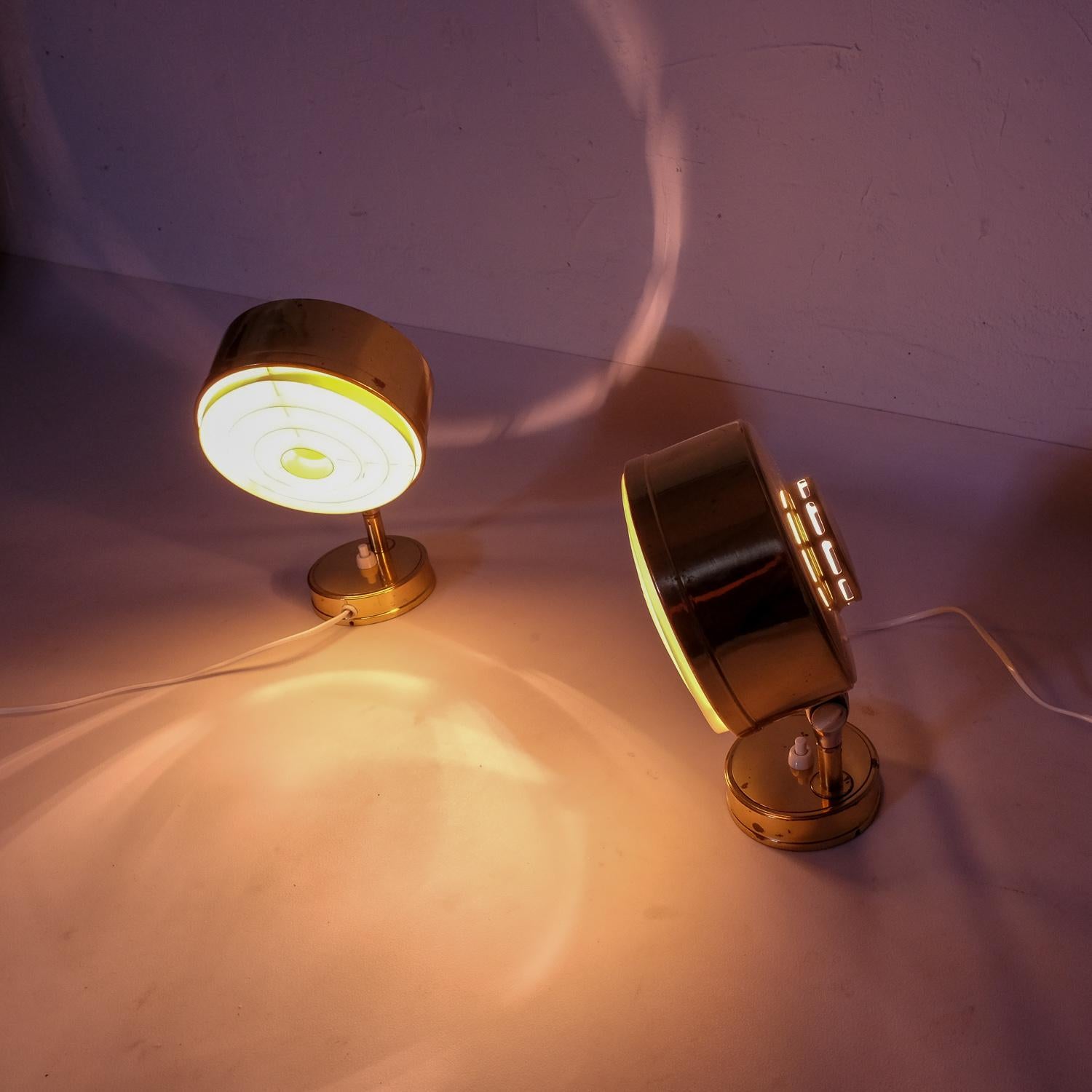 Set di due lampade da parete o applique, realizzate da BJS Skellefteå, un produttore svedese di lampade degli anni '50 o '60.

Le lampade sono in perfetto stato di funzionamento, alcuni segni di patina sul metallo. L'angolo dell'ombra può essere
