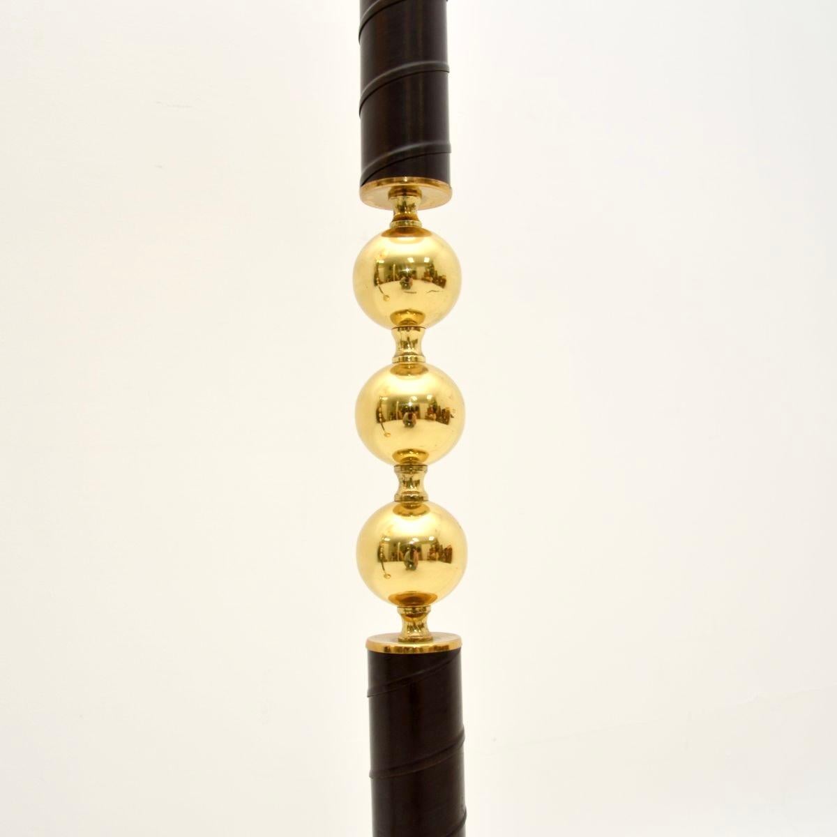 Coppia di lampade da terra svedesi d'epoca in ottone rilegato in pelle in vendita 3