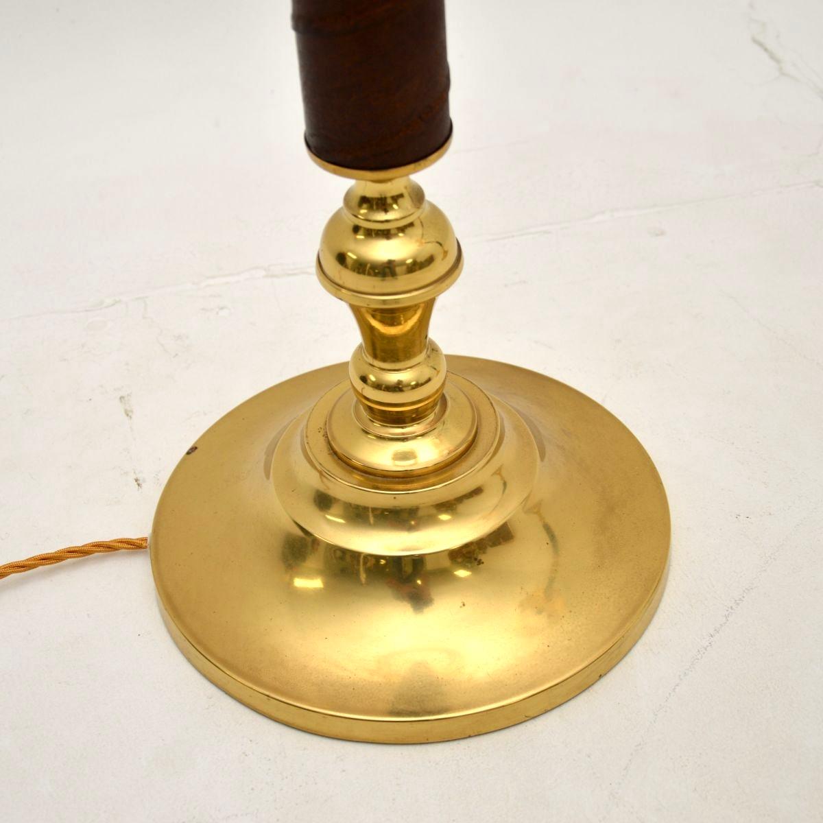 Coppia di lampade da terra svedesi d'epoca in ottone rilegato in pelle in vendita 4
