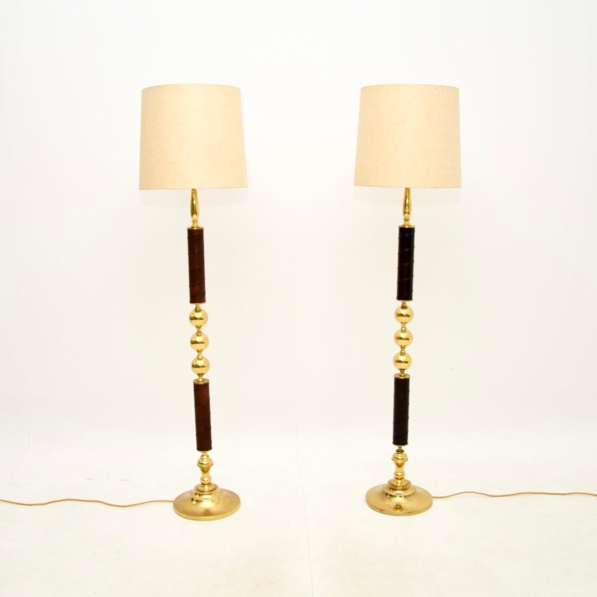 Una coppia elegante ed estremamente ben fatta di lampade da terra svedesi vintage in ottone rilegate in pelle. Sono state importate di recente dalla Svezia, risalgono agli anni '1970.

La qualità è eccezionale: i fusti in ottone sono splendidamente