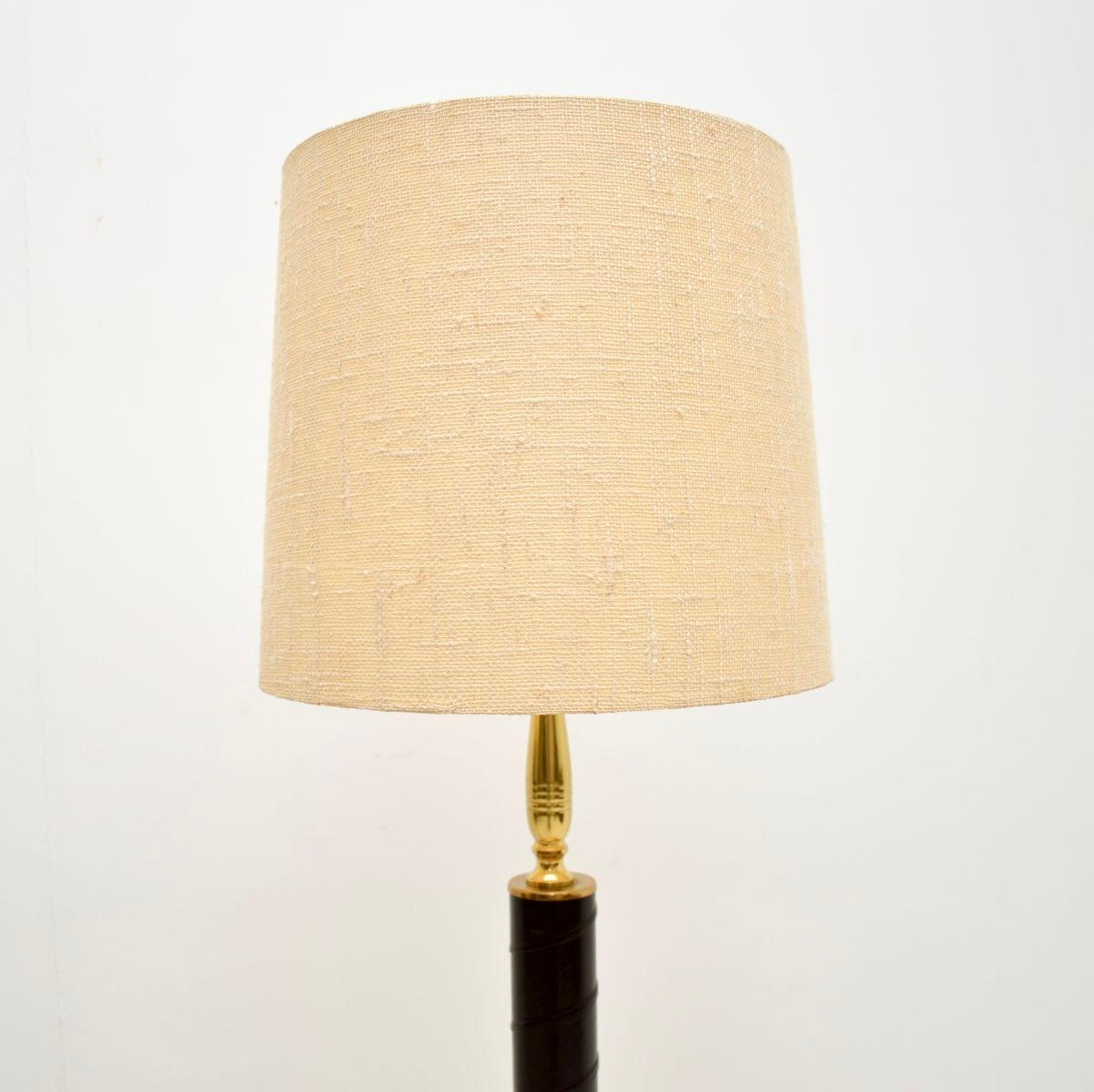 Mid-Century moderno Coppia di lampade da terra svedesi d'epoca in ottone rilegato in pelle in vendita