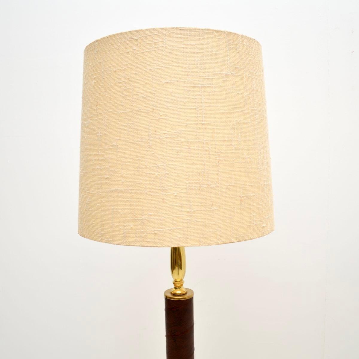 Svedese Coppia di lampade da terra svedesi d'epoca in ottone rilegato in pelle in vendita