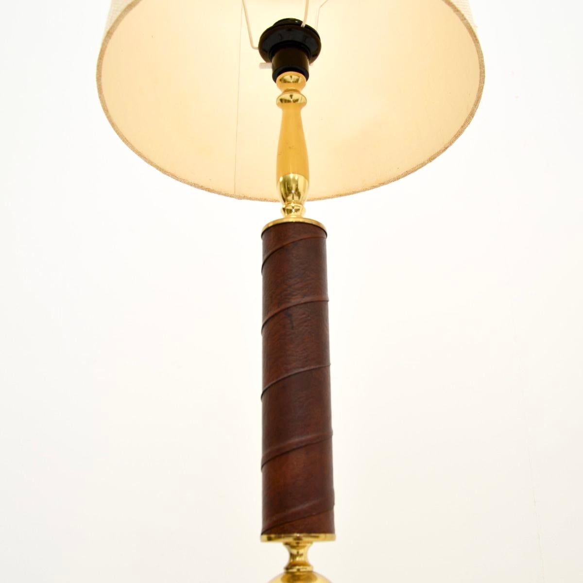 Coppia di lampade da terra svedesi d'epoca in ottone rilegato in pelle In condizioni buone in vendita a London, GB