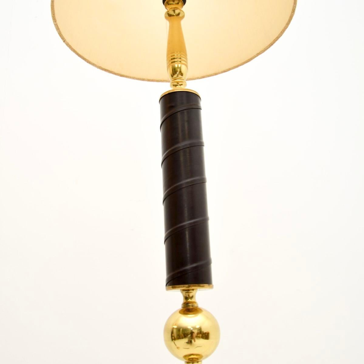 Fine XX secolo Coppia di lampade da terra svedesi d'epoca in ottone rilegato in pelle in vendita