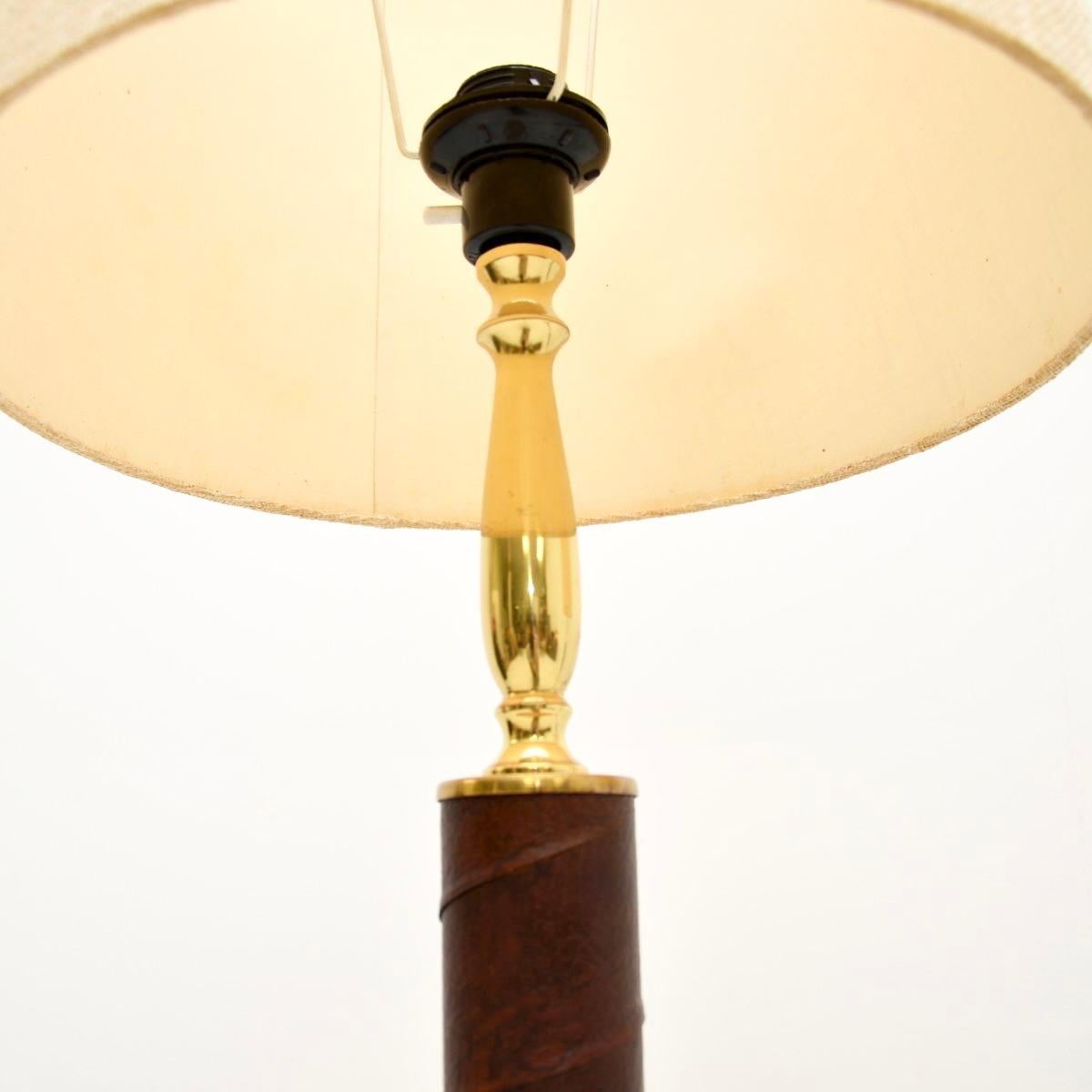Ottone Coppia di lampade da terra svedesi d'epoca in ottone rilegato in pelle in vendita