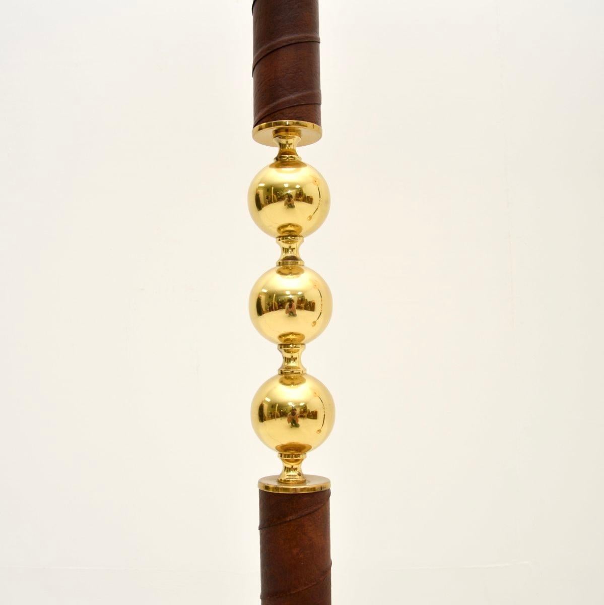 Coppia di lampade da terra svedesi d'epoca in ottone rilegato in pelle in vendita 2