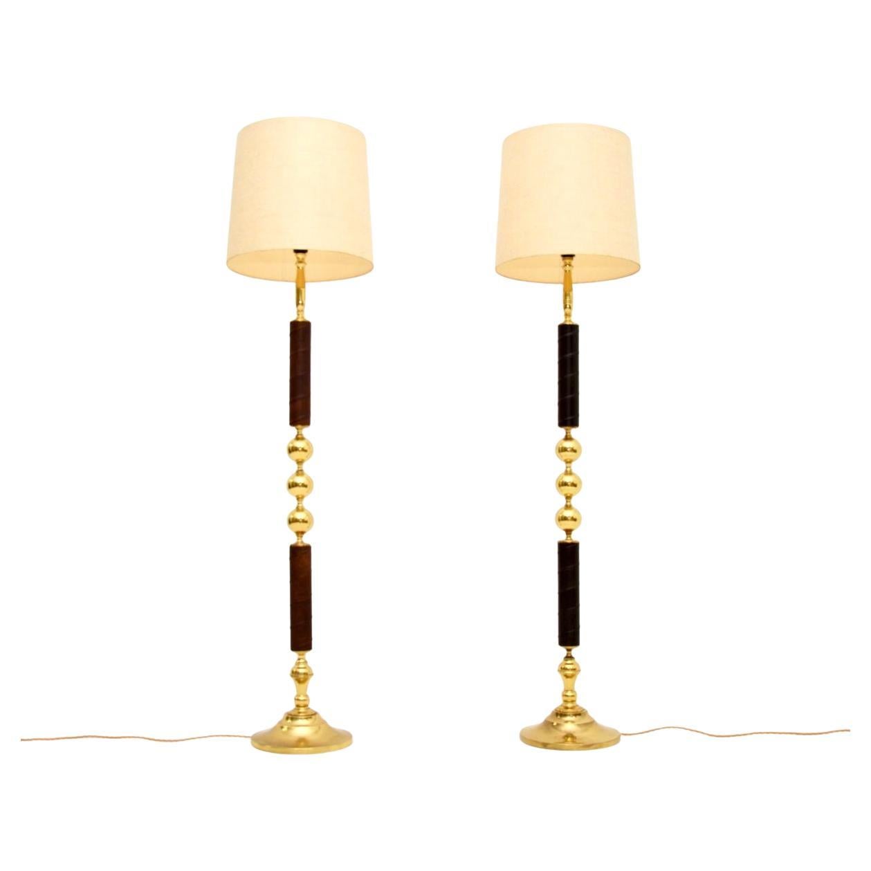 Coppia di lampade da terra svedesi d'epoca in ottone rilegato in pelle