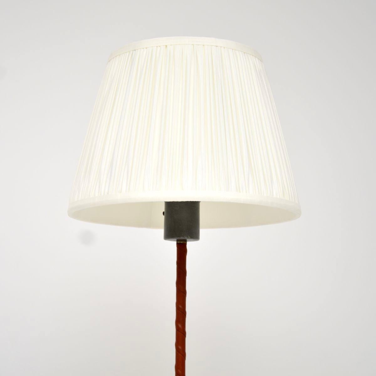 Mid-Century moderno Coppia di lampade da terra svedesi d'epoca con rivestimento in pelle in vendita
