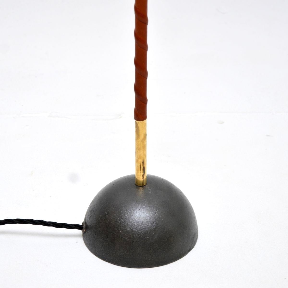 Coppia di lampade da terra svedesi d'epoca con rivestimento in pelle in vendita 1