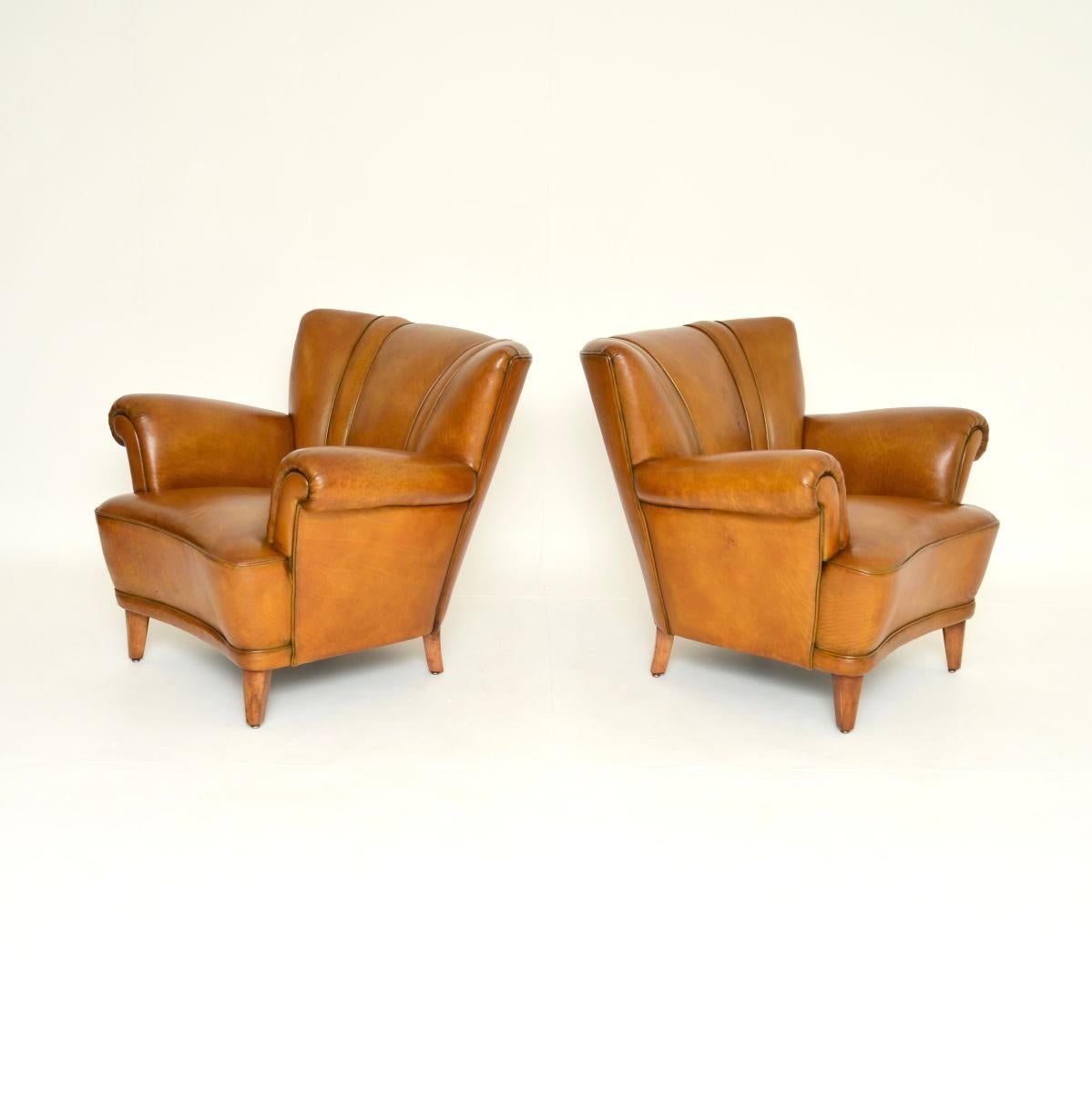 Mid-Century Modern Paire de fauteuils club en cuir suédois vintage en vente