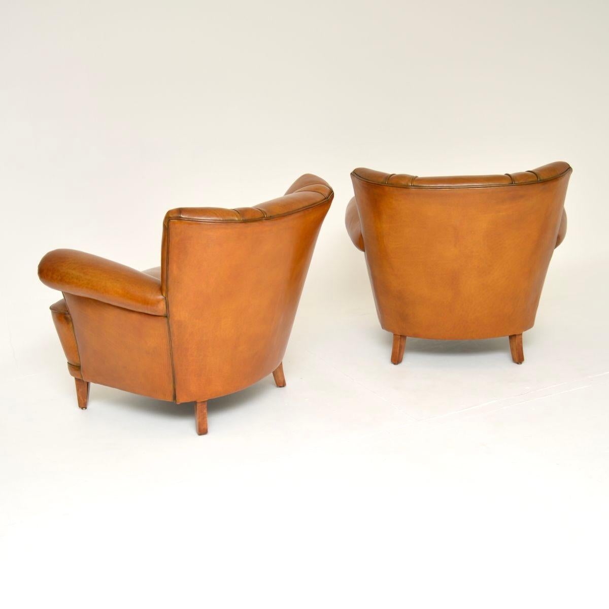 Suédois Paire de fauteuils club en cuir suédois vintage en vente