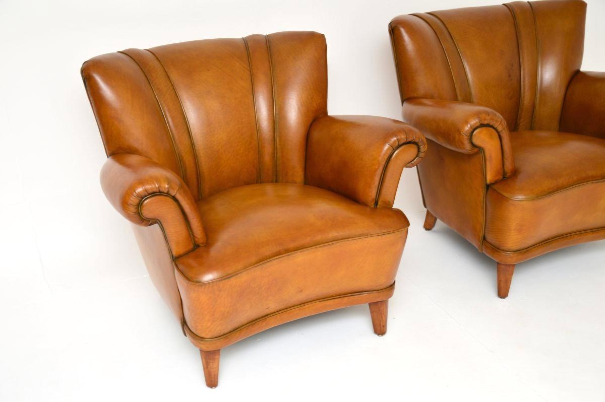 Milieu du XXe siècle Paire de fauteuils club en cuir suédois vintage en vente