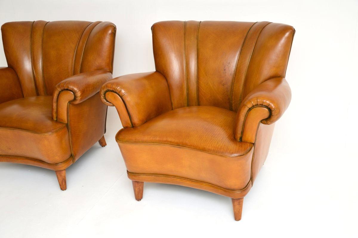Cuir Paire de fauteuils club en cuir suédois vintage en vente