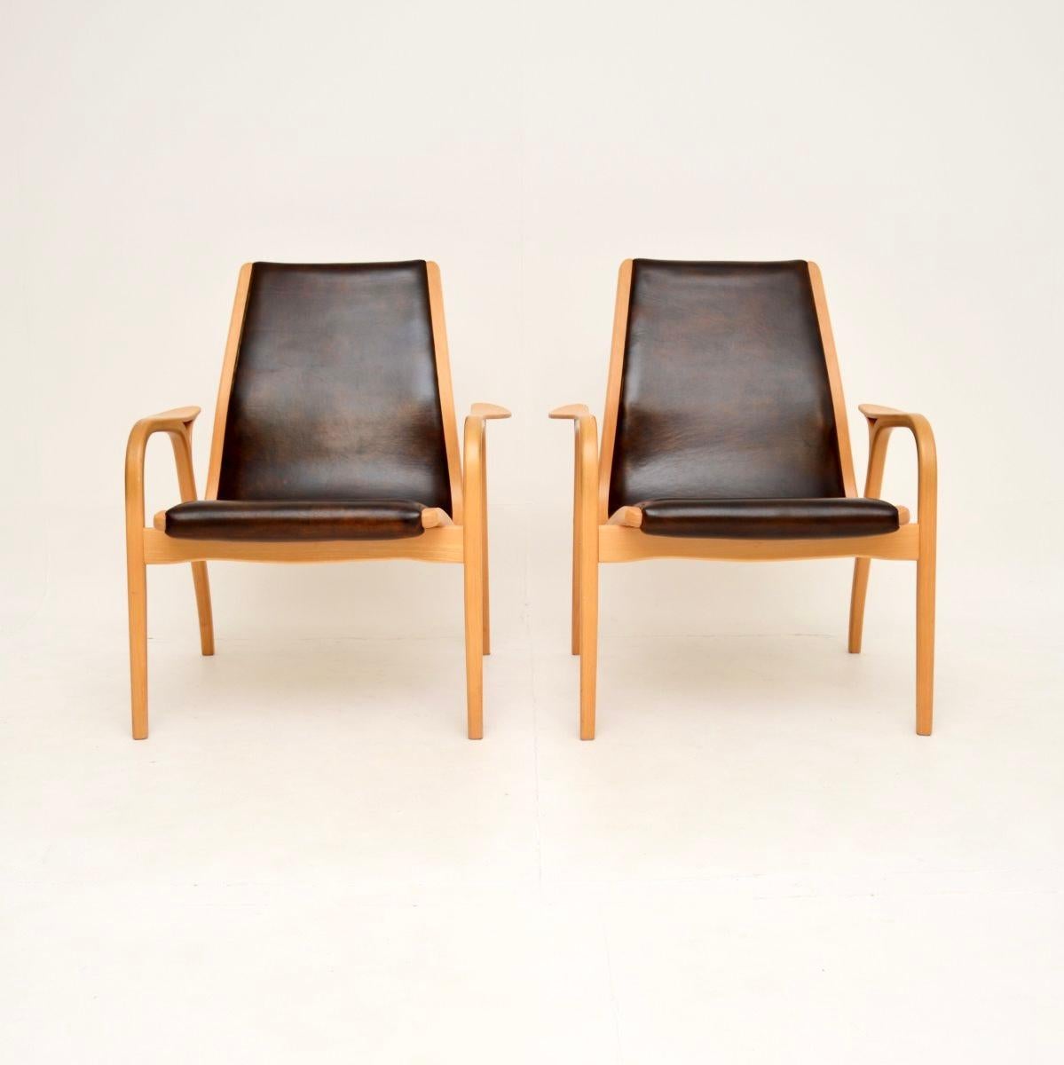 Une superbe paire de fauteuils Lamino en cuir suédois vintage par Yngve Ekstrom. Fabriqués en Suède par des Swedese, ils datent des années 1970-80 environ.

Ce modèle est extrêmement confortable et son design emblématique est d'une superbe qualité.
