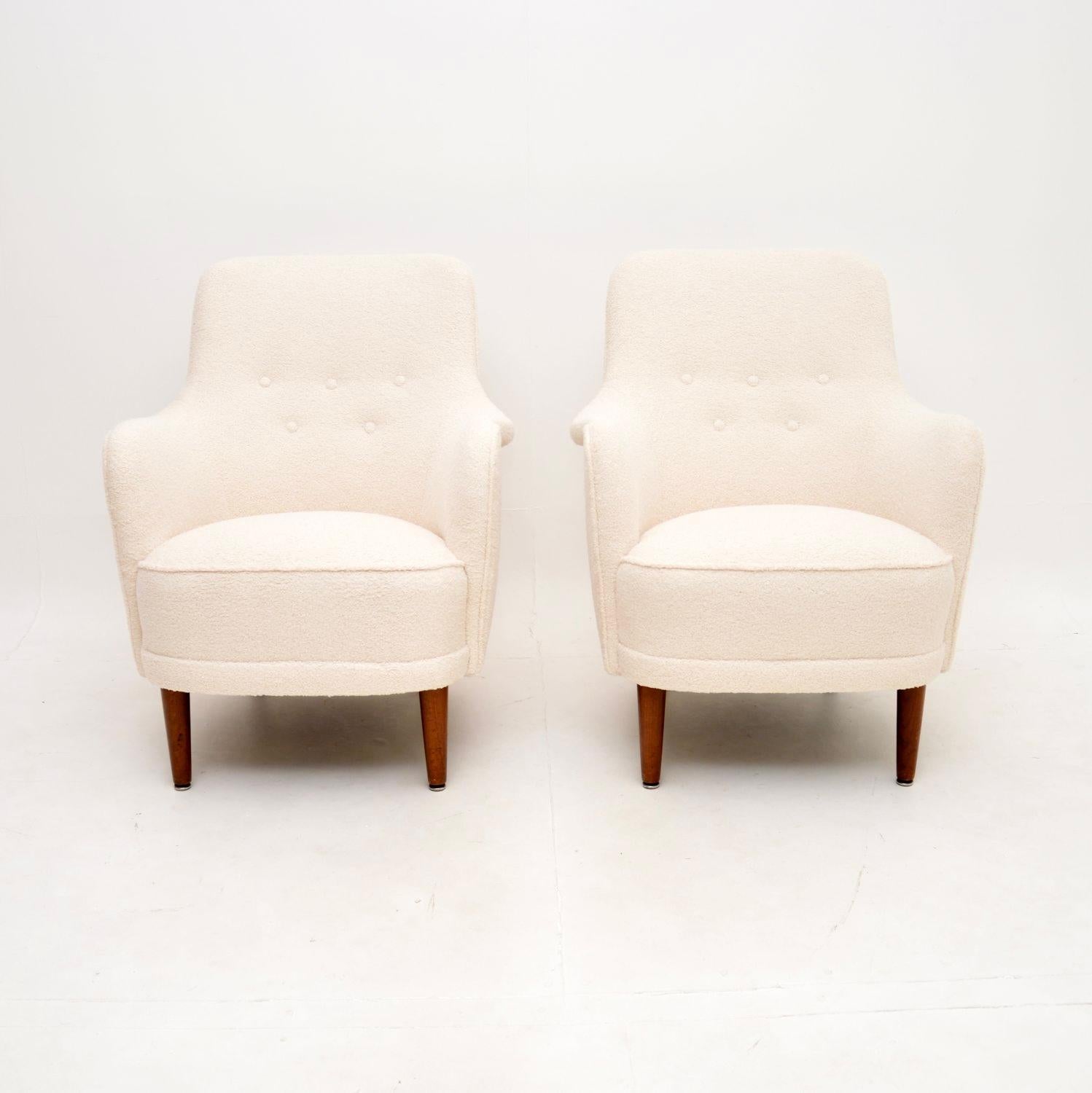 Una splendida coppia di poltrone svedesi vintage Samsas di Carl Malmsten. Sono state importate di recente dalla Svezia e risalgono agli anni '1960 circa.

La qualità è assolutamente eccezionale, le proporzioni sono generose e sono estremamente