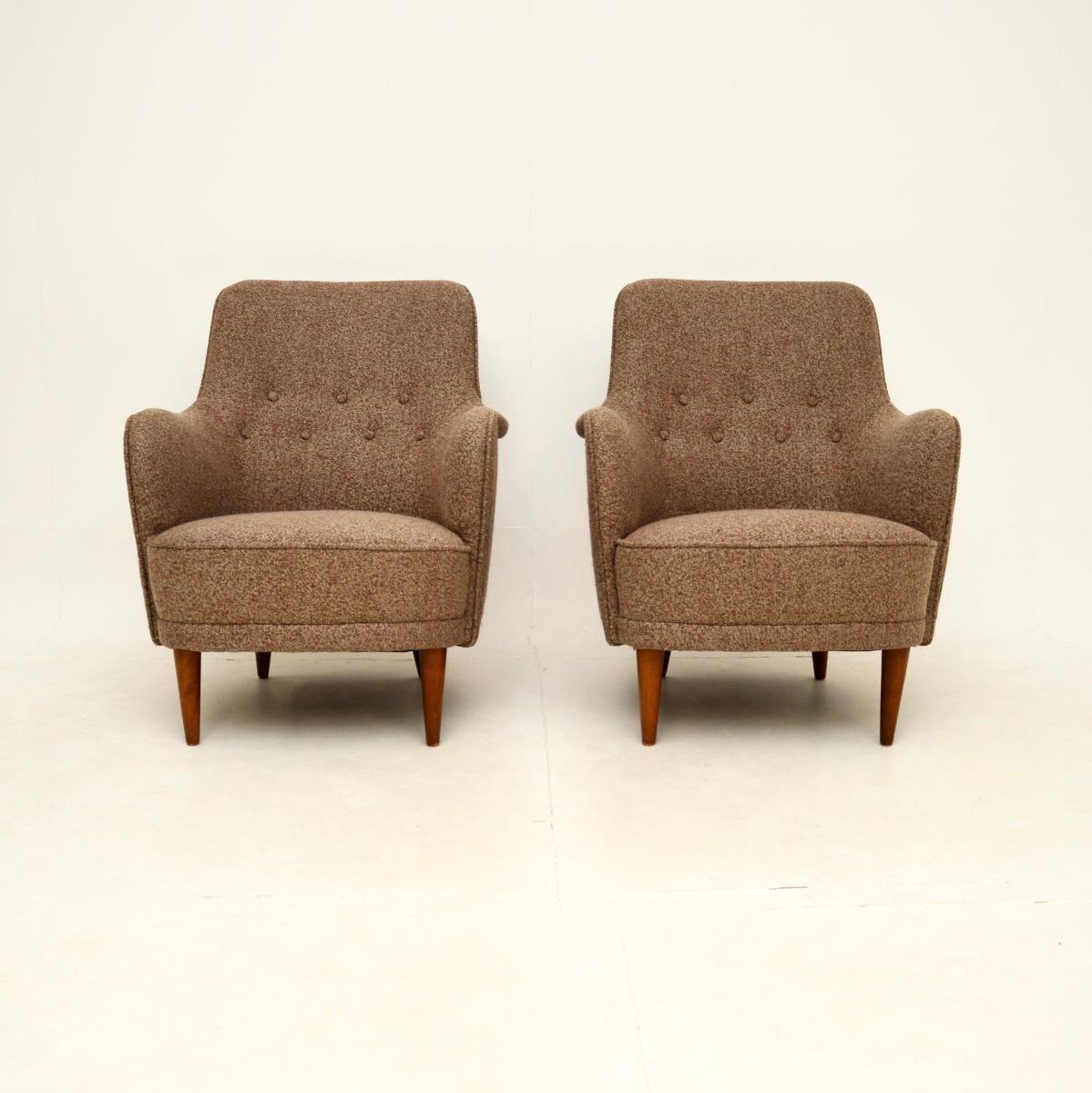 Une superbe paire de fauteuils Samsas suédois vintage de Carl Malmsten. Récemment importées de Suède, elles datent des années 1960 environ.

La qualité est absolument remarquable, les proportions sont généreuses et le confort est excellent. Elles