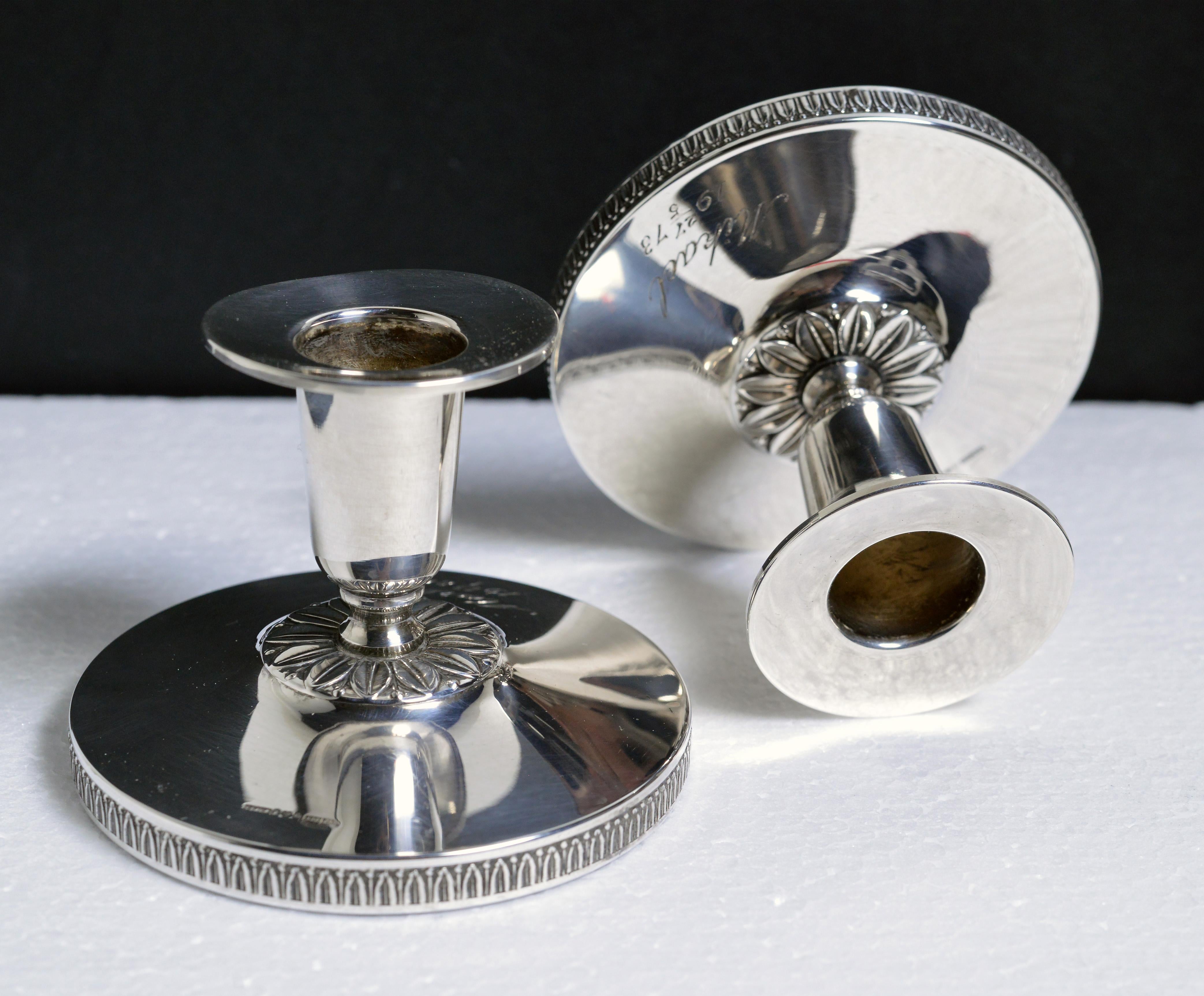 Ein Paar neoklassizistische Kerzenhalter aus Silber mit eleganten und strengen Konturen, nichts Überflüssiges... Hergestellt in den Jahren 1970-1980 von 