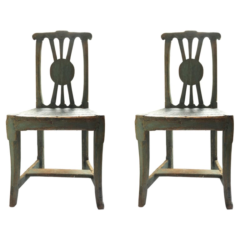 Schwedische Vintage-Holzstühle in Originalfarbe, Paar im Angebot bei 1stDibs
