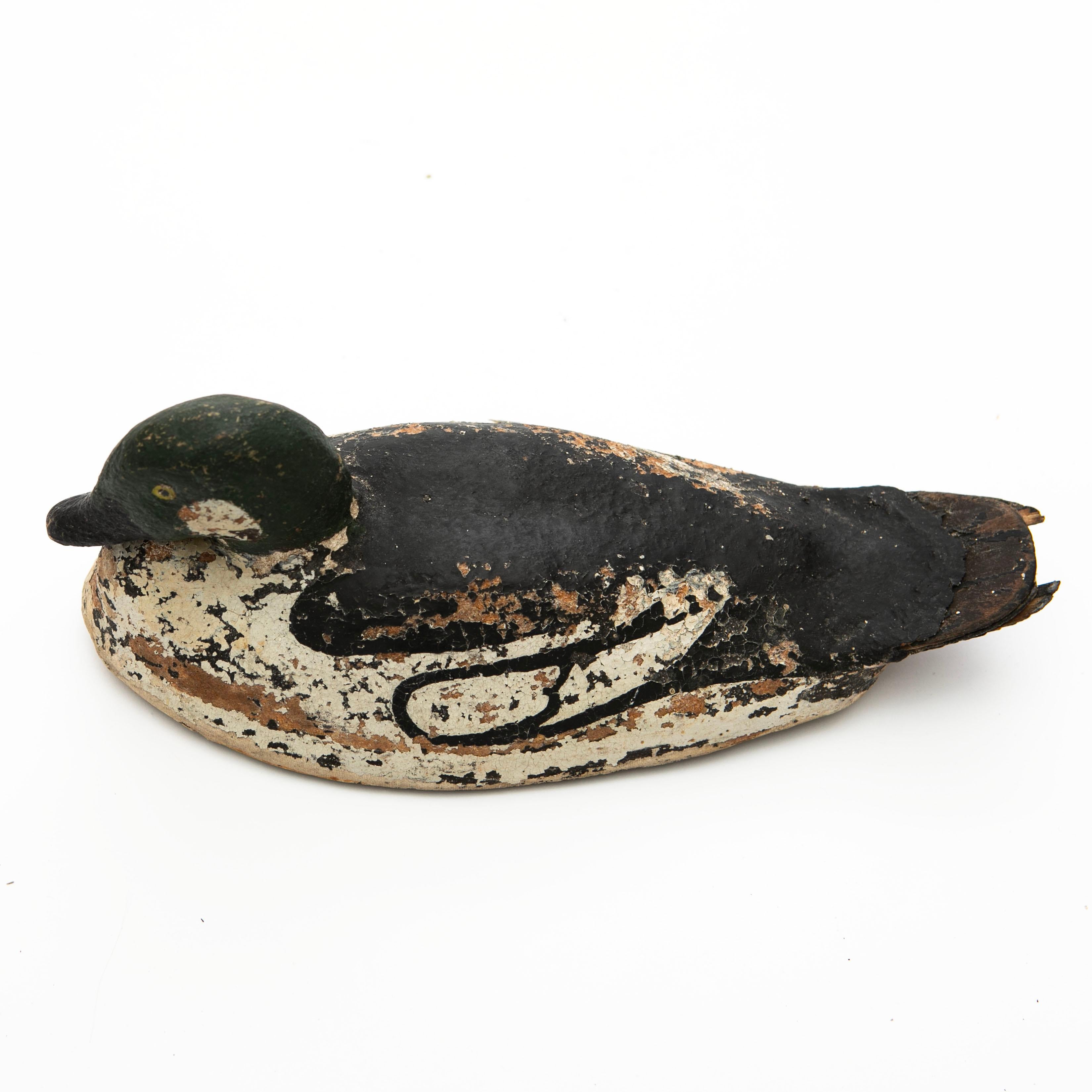 Pareja de patos suecos vintage de madera con pintura original Pintado a mano en venta