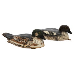 Paire de canards suédois vintage en bois décoré avec peinture d'origine