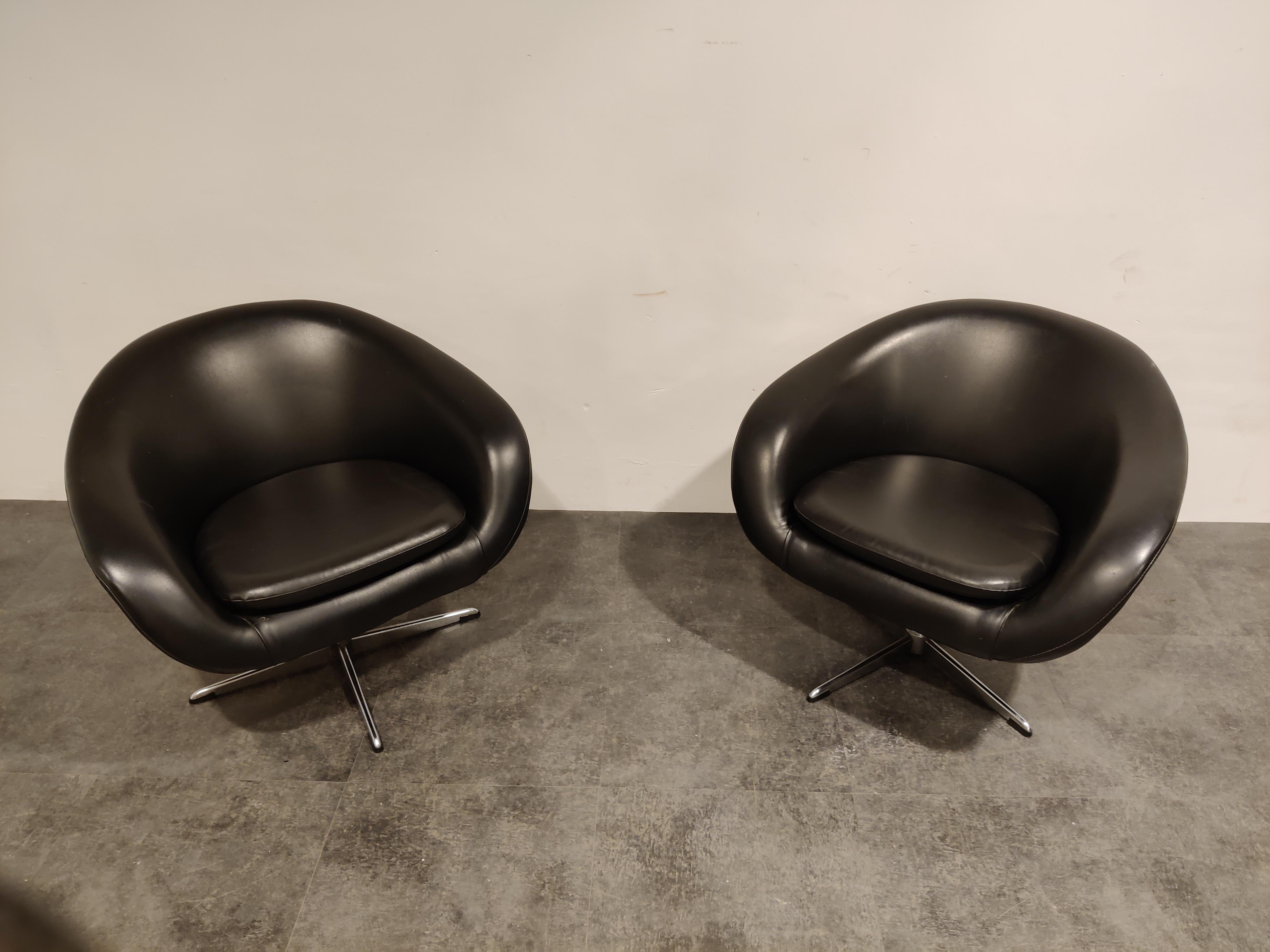 Pair of mid century leatherette swivel chairs with chrome star shaped bases.

Very good condition.

The chairs have a nice big size and seat comfortably. They are also very light an thus easy to move if needed.

1960s -