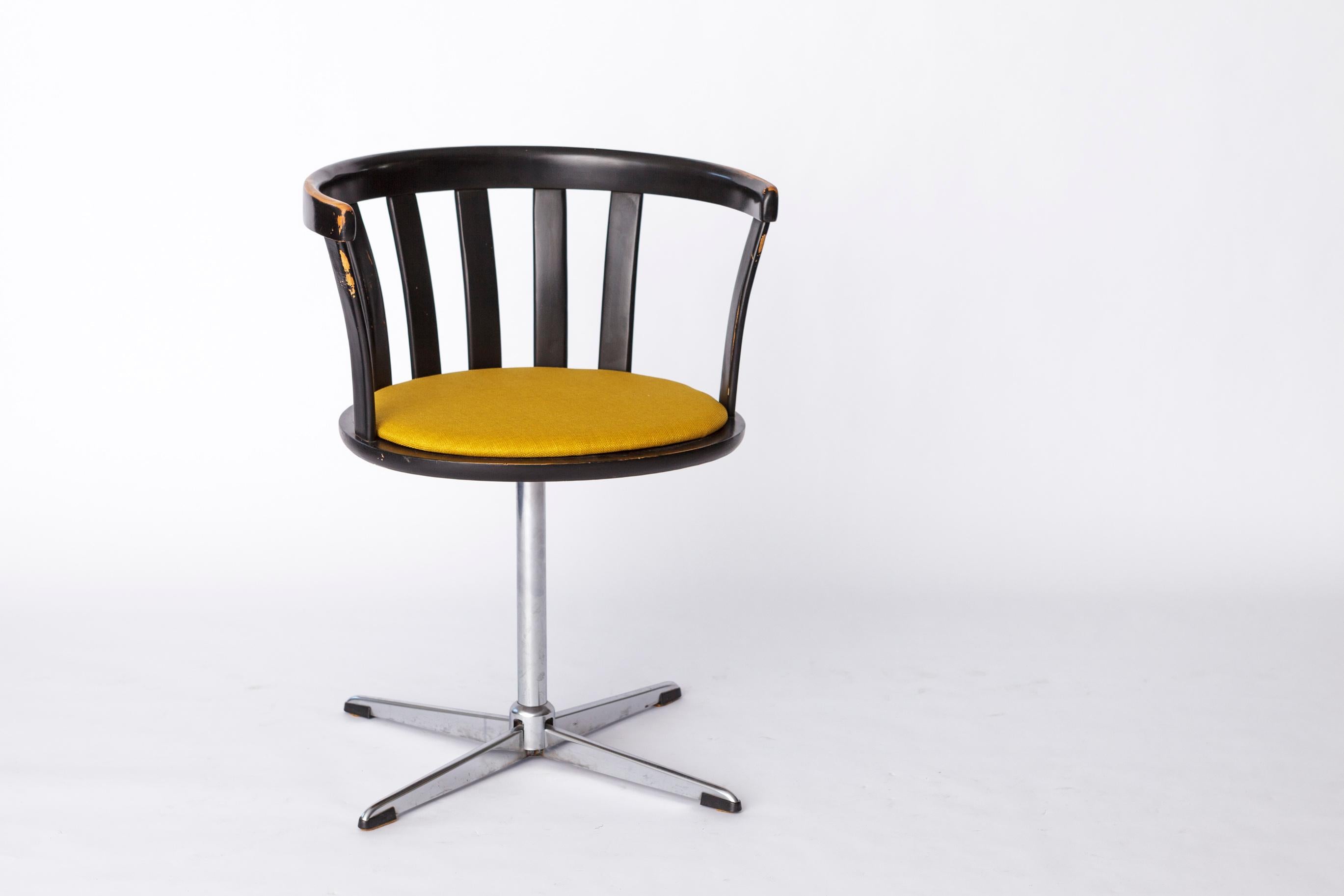 Pair of Unique Vintage Swivel Chairs – 1970s German Design
Manufacturer: Unknown
Origin: Germany
🪑 Price is for the pair (2 chairs)

These striking vintage swivel chairs from the 1970s feature a refurbished beech wood frame with a sleek black