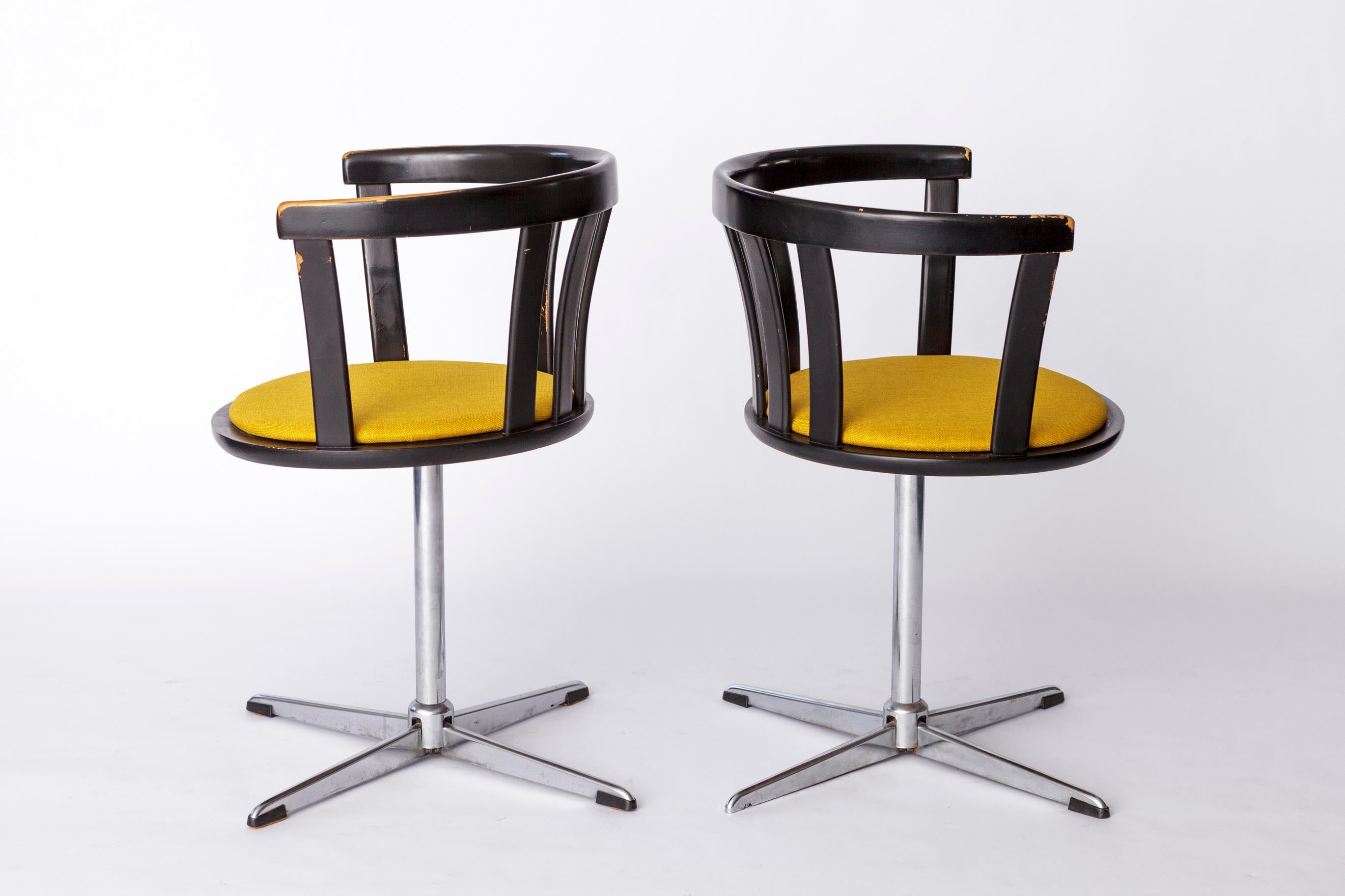 Mid-Century moderno Pair of Vintage Swivel Chairs – 1970s German Design – Black Lacquered Beech in vendita
