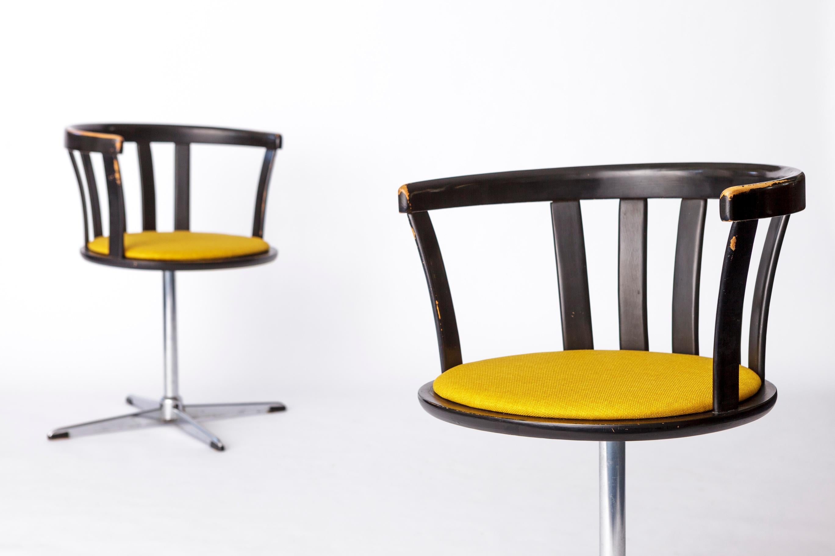 Faggio Pair of Vintage Swivel Chairs – 1970s German Design – Black Lacquered Beech in vendita