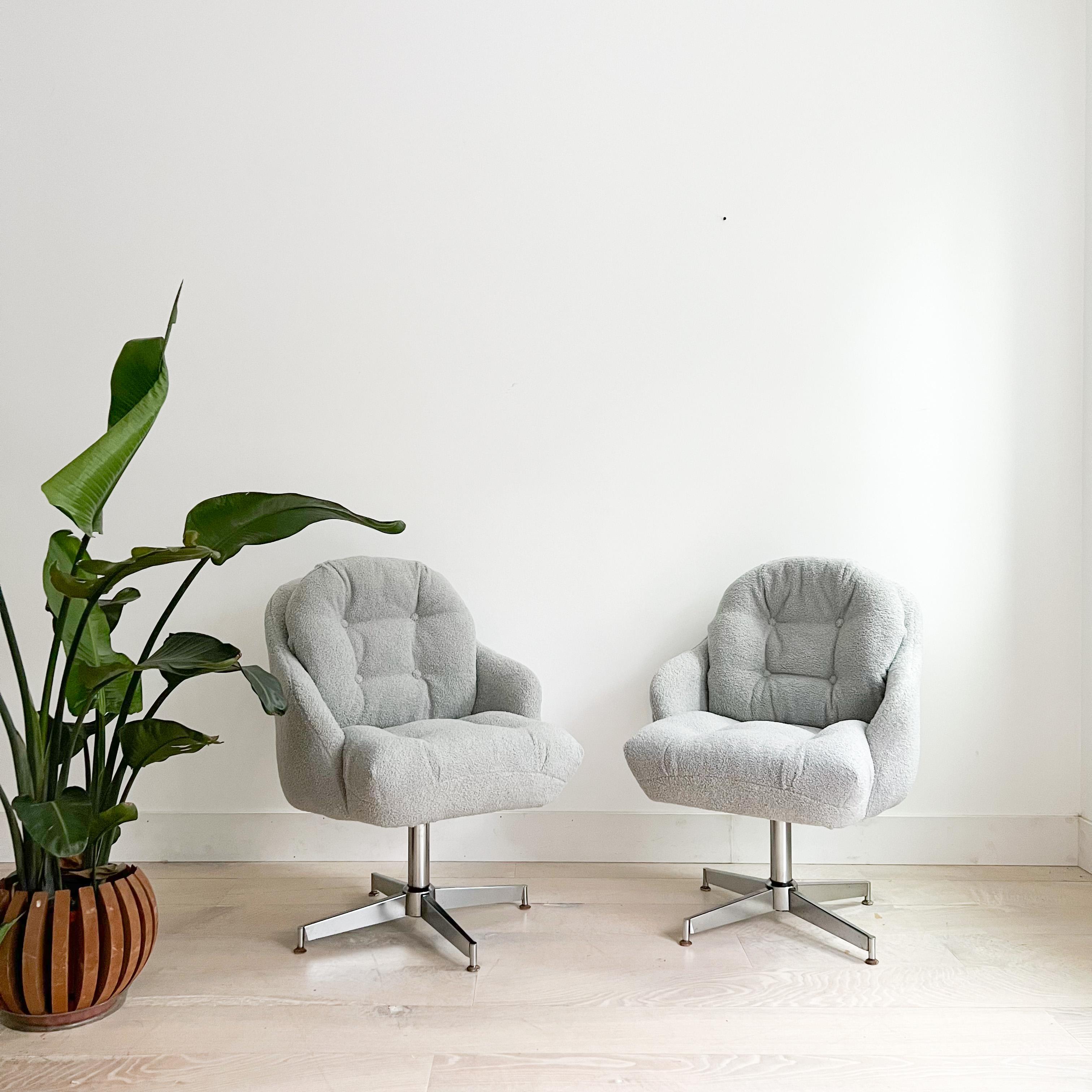 Mid-Century Modern Pair of Vintage Swivel Lounge Chairs in Light Grey Shearling For Sale