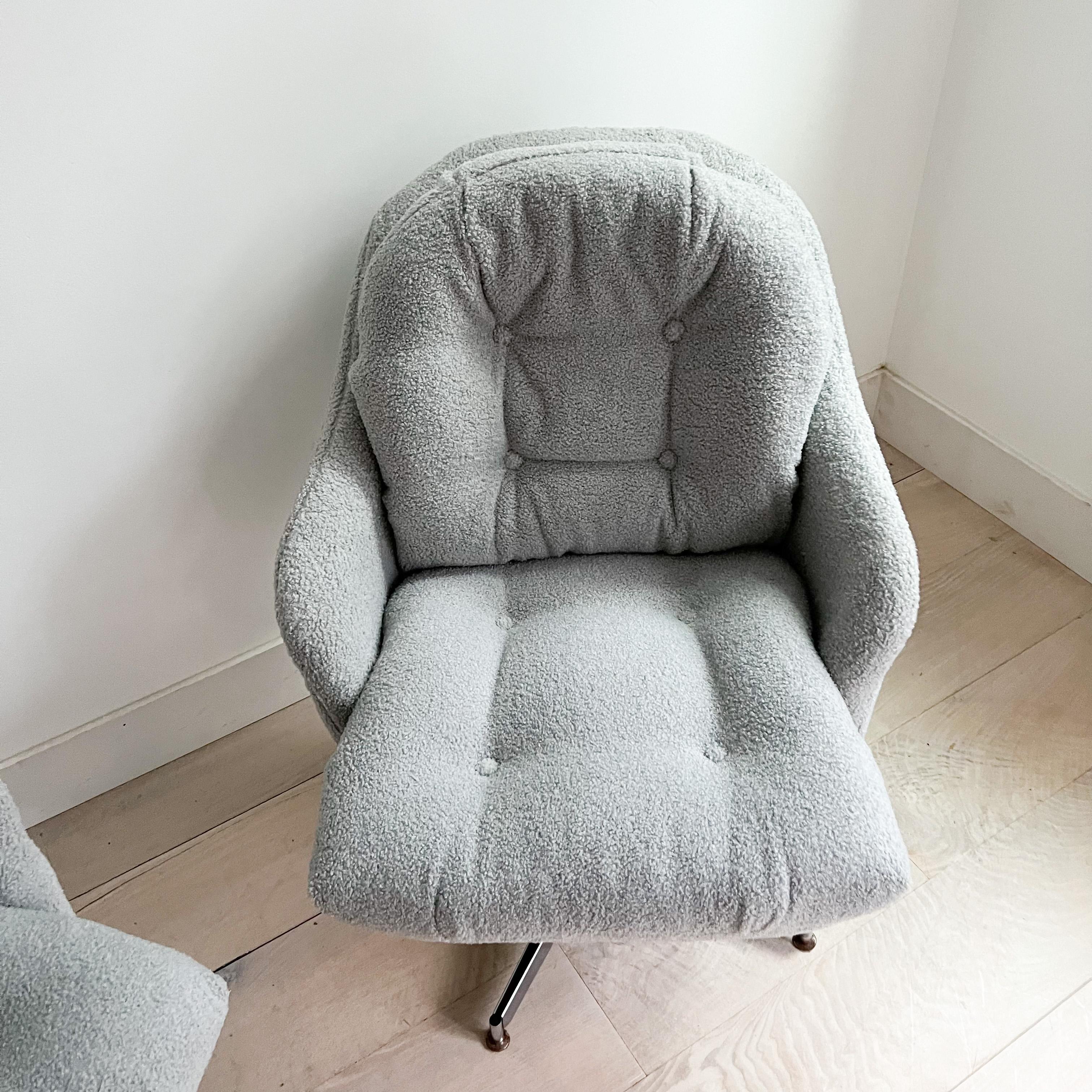 Fin du 20e siècle Paire de fauteuils de salon pivotants vintage en peau de mouton gris clair en vente