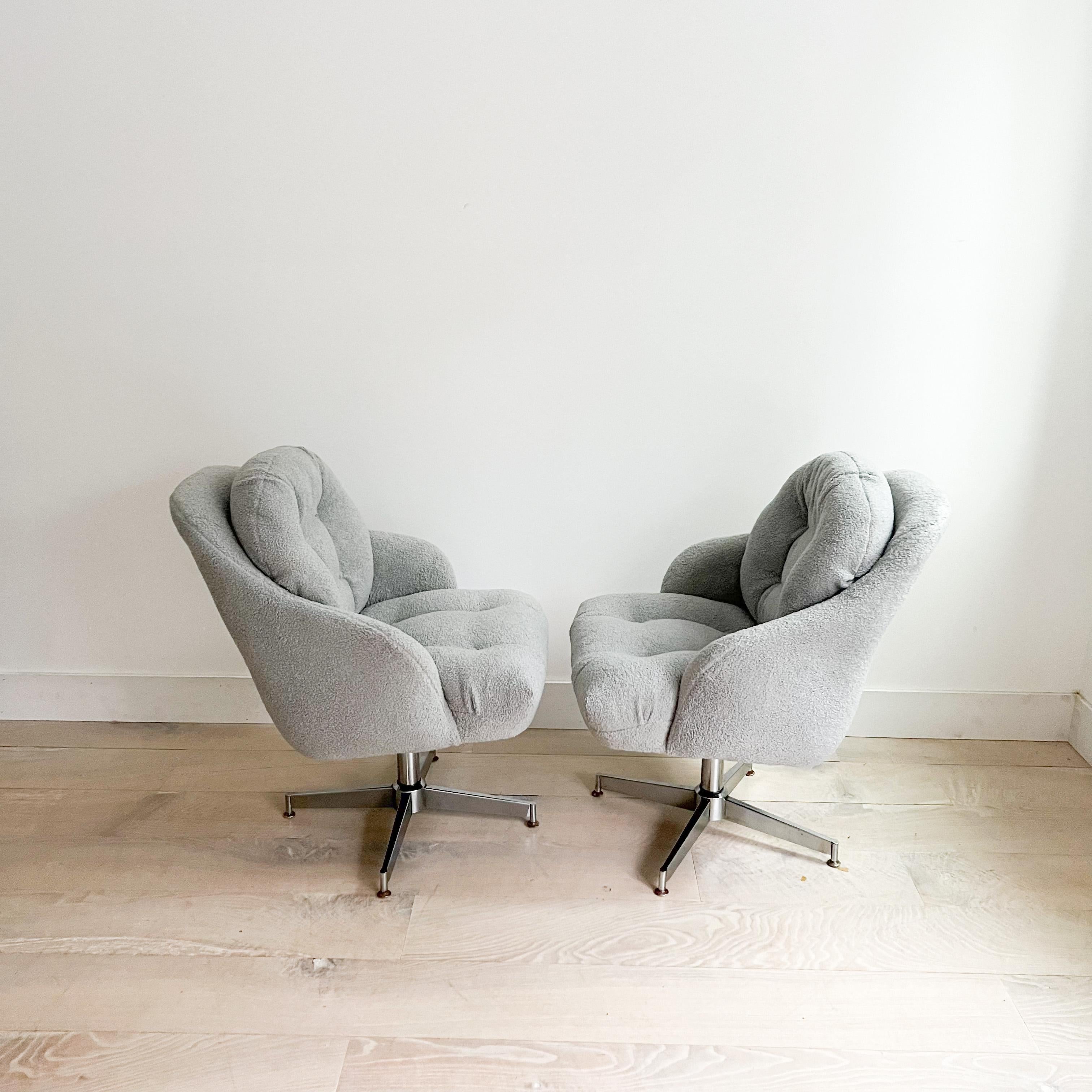 Upholstery Pair of Vintage Swivel Lounge Chairs in Light Grey Shearling For Sale