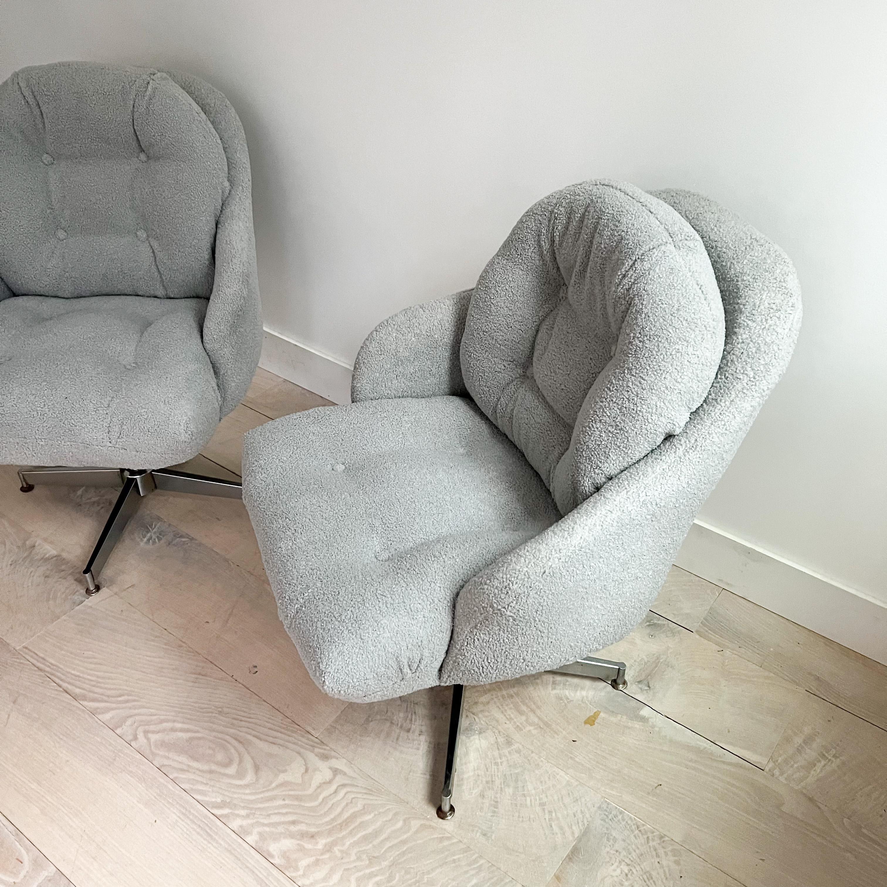 Pair of Vintage Swivel Lounge Chairs in Light Grey Shearling For Sale 1