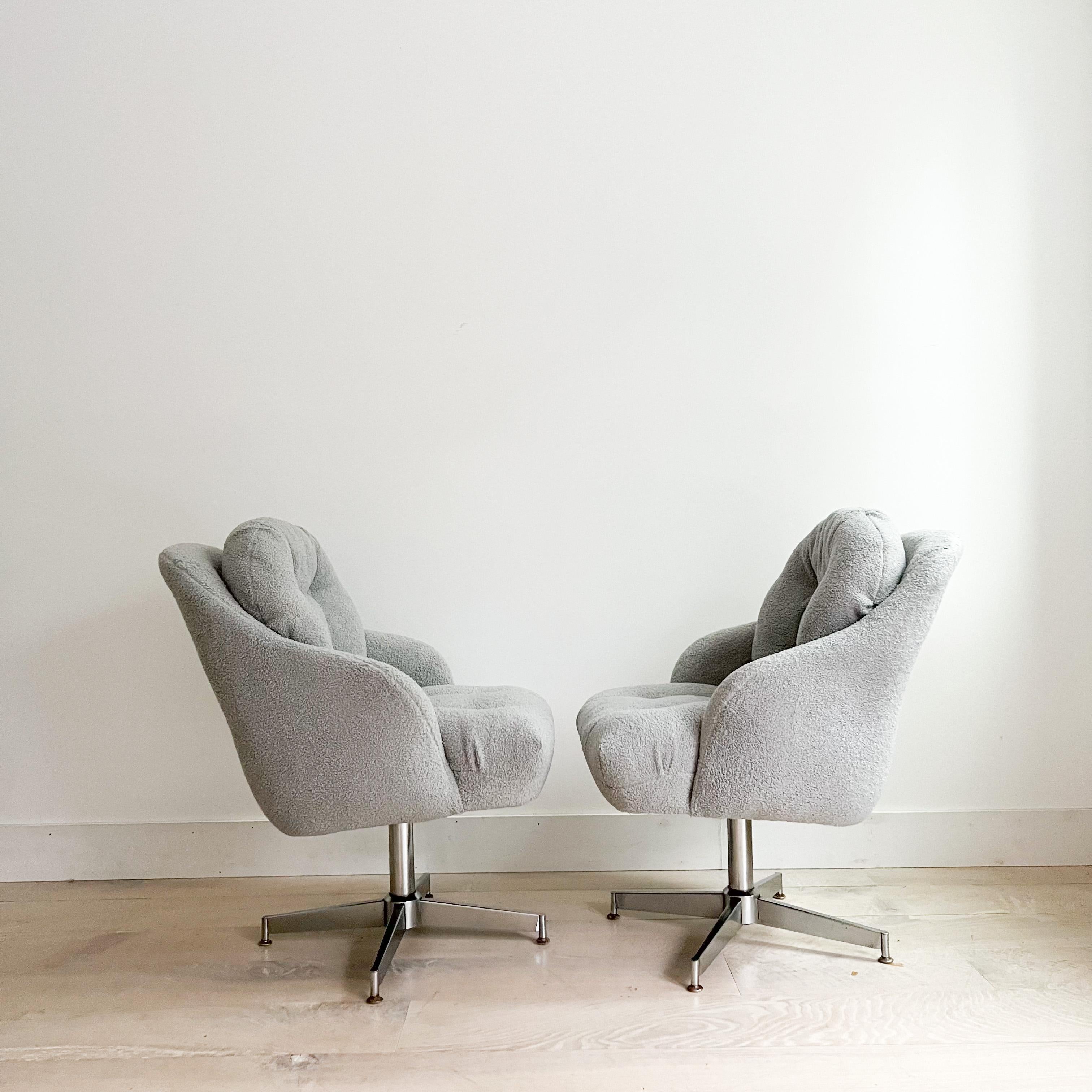 Pair of Vintage Swivel Lounge Chairs in Light Grey Shearling For Sale 2