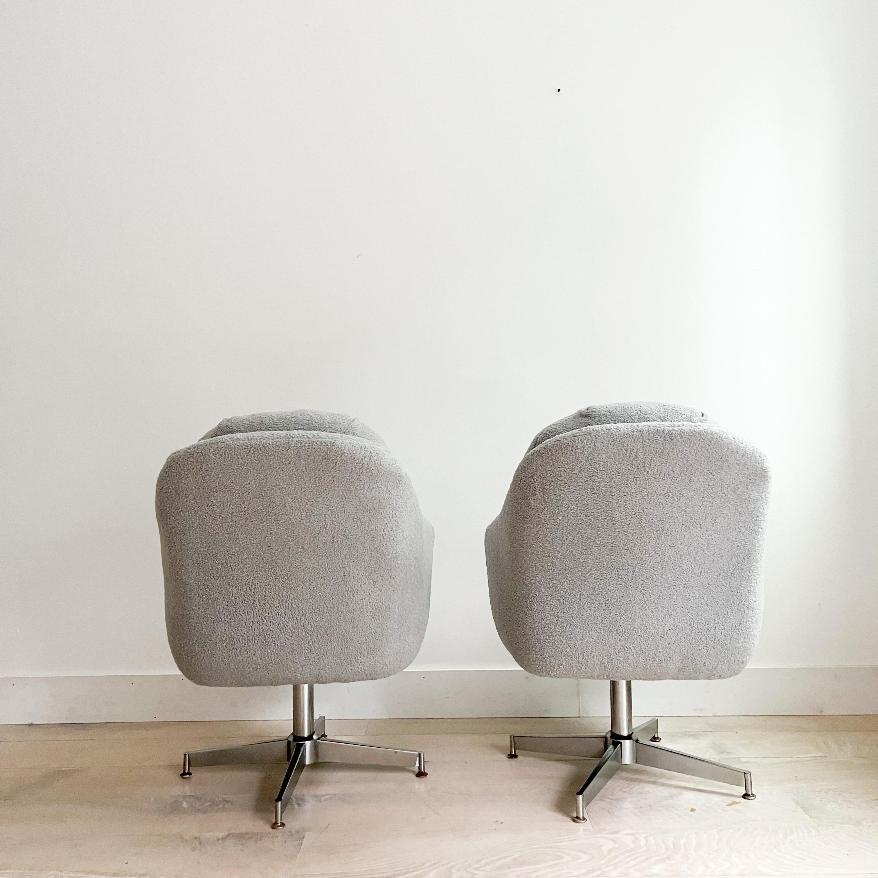 Pair of Vintage Swivel Lounge Chairs in Light Grey Shearling For Sale 3