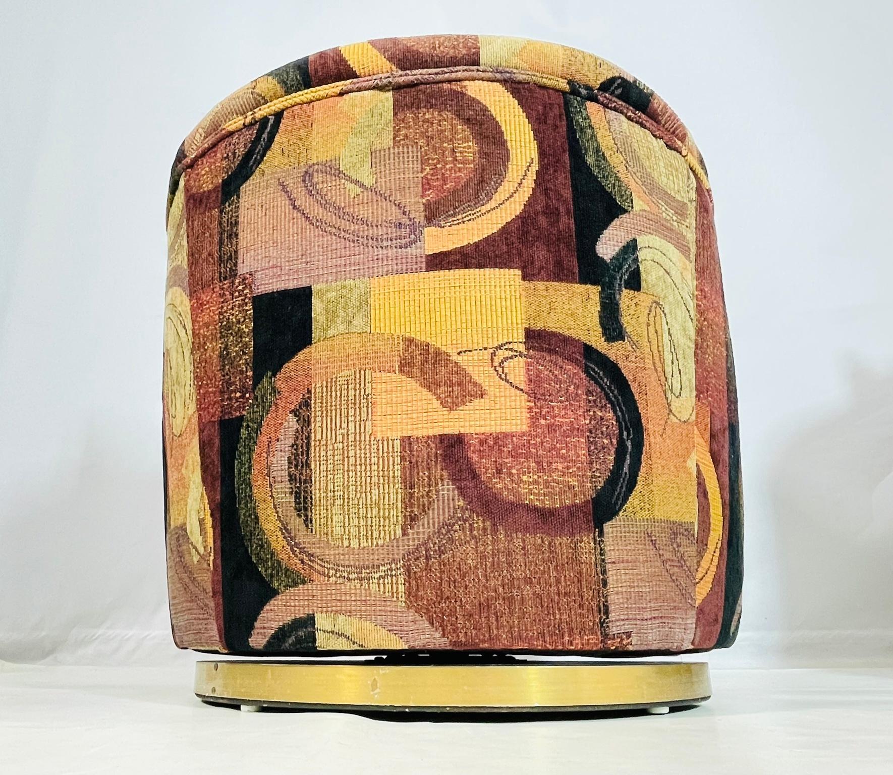 Coppia di sedie da salotto girevoli vintage con tappezzeria astratta e basi in ottone in vendita 2