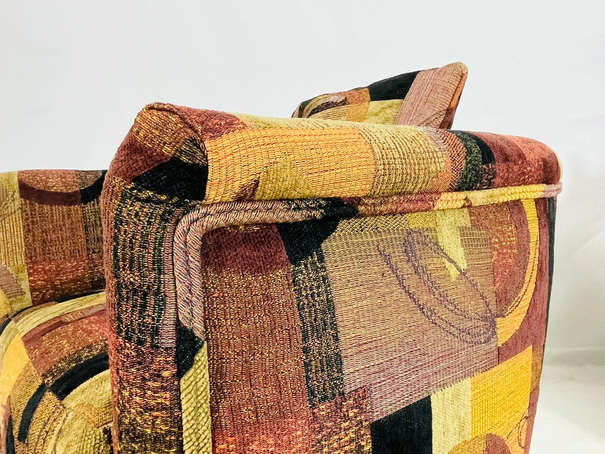 Coppia di sedie da salotto girevoli vintage con tappezzeria astratta e basi in ottone in vendita 7