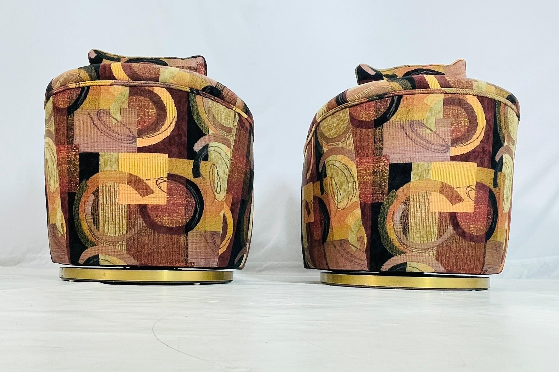 Coppia di sedie da salotto girevoli vintage con tappezzeria astratta e basi in ottone in vendita 1