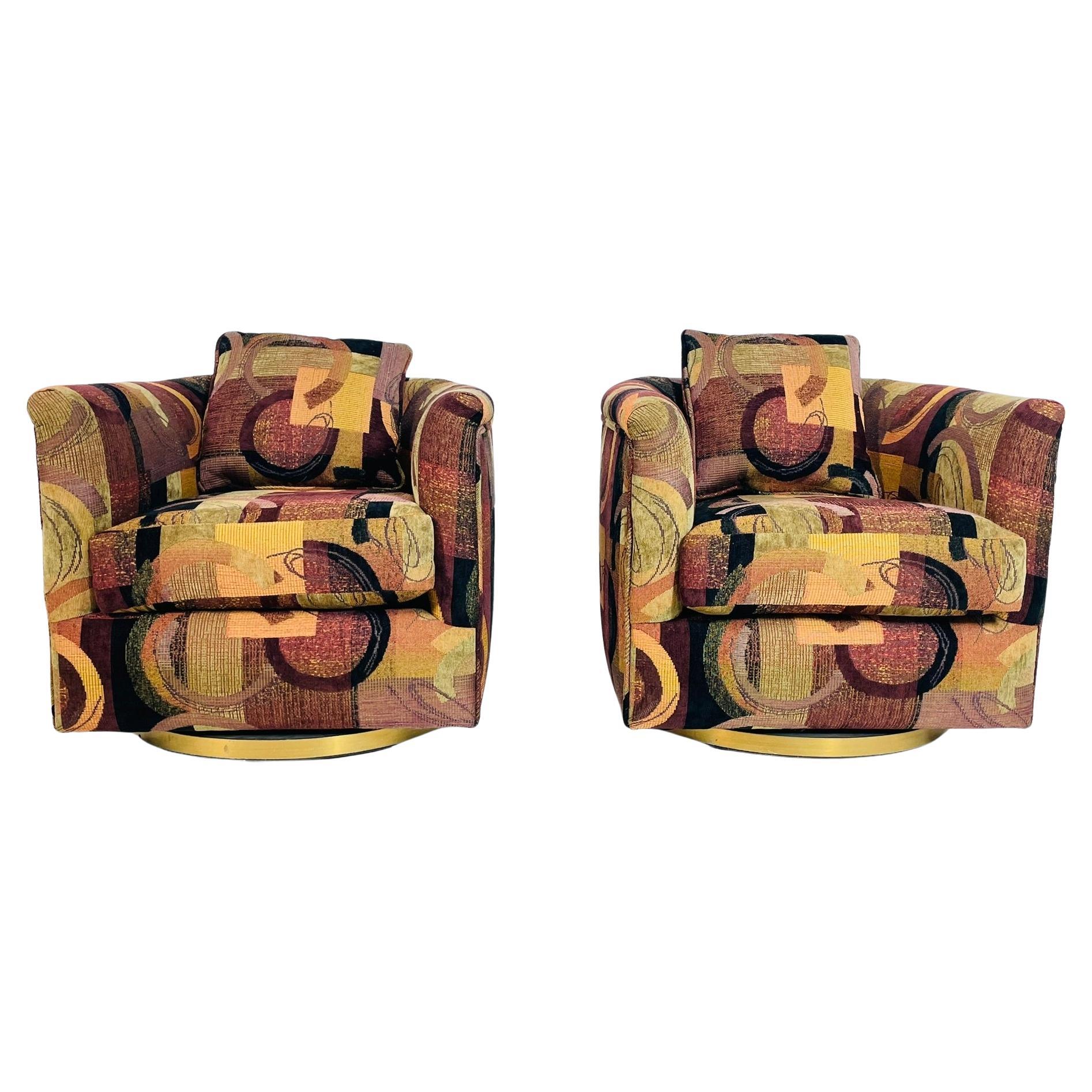 Pareja de sillones giratorios vintage con tapicería abstracta y bases de latón