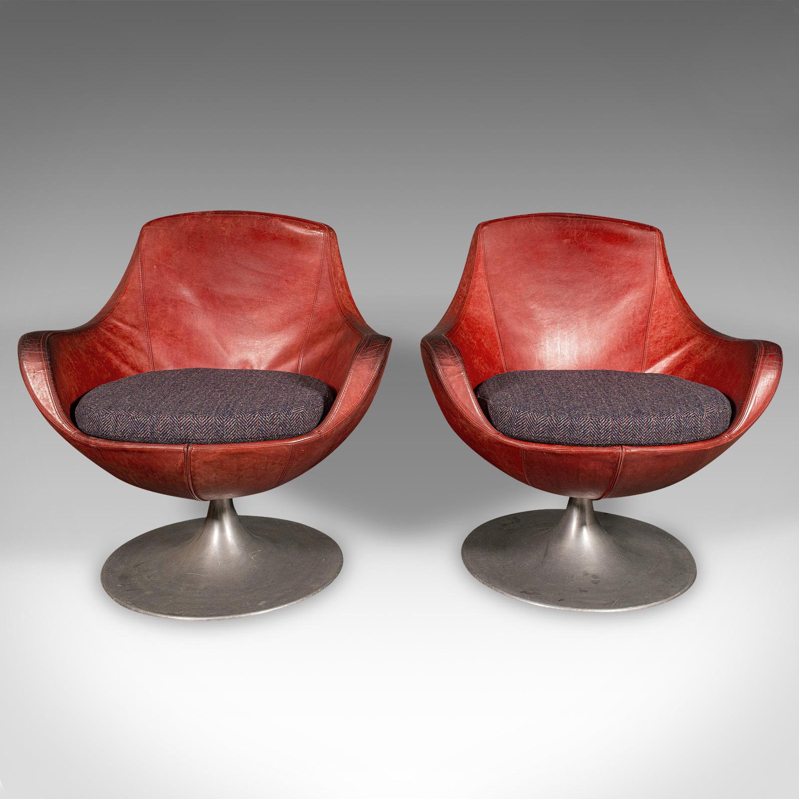 Il s'agit d'une paire de chaises de baignoire pivotantes vintage. Siège de salon italien en cuir avec coussin rembourré, datant de la fin du XXe siècle, vers 1970.

Deux chaises de baignoire accueillantes, pour agrémenter votre salon ou votre coin