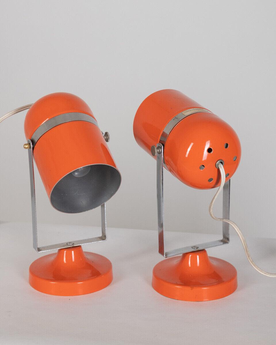 Paar orangefarbene und verchromte Metalltischlampen mit verstellbarem Lampenschirm, 1970er Jahre.

Bedingungen: In gutem Zustand, funktionstüchtig, sie können leichte zeitbedingte Gebrauchsspuren aufweisen.

Abmessungen: Höhe 26 cm; Durchmesser